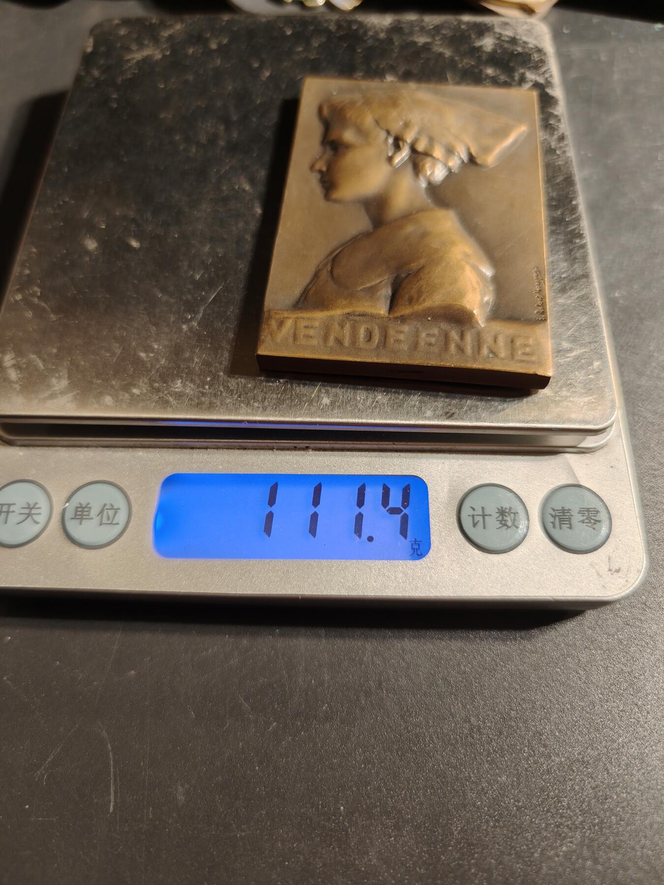 老王徽章第167期 法国旺代传统女性方形大铜章     高浮雕     尺寸63×40mm.    重量111.4g