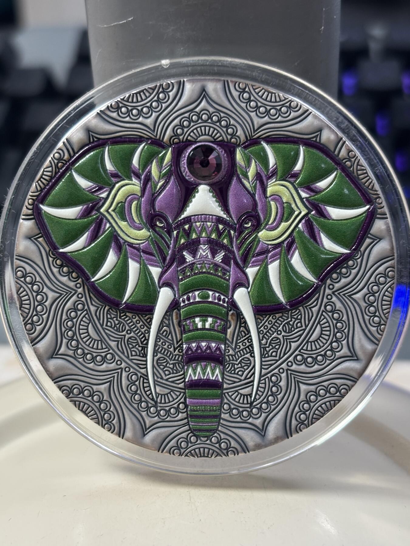 第184期拍卖 纽埃2019年曼陀罗黄金对称系列大象,2盎司高浮雕仿古镶嵌紫红施华洛世奇彩色银币.999银银价862，发行500枚