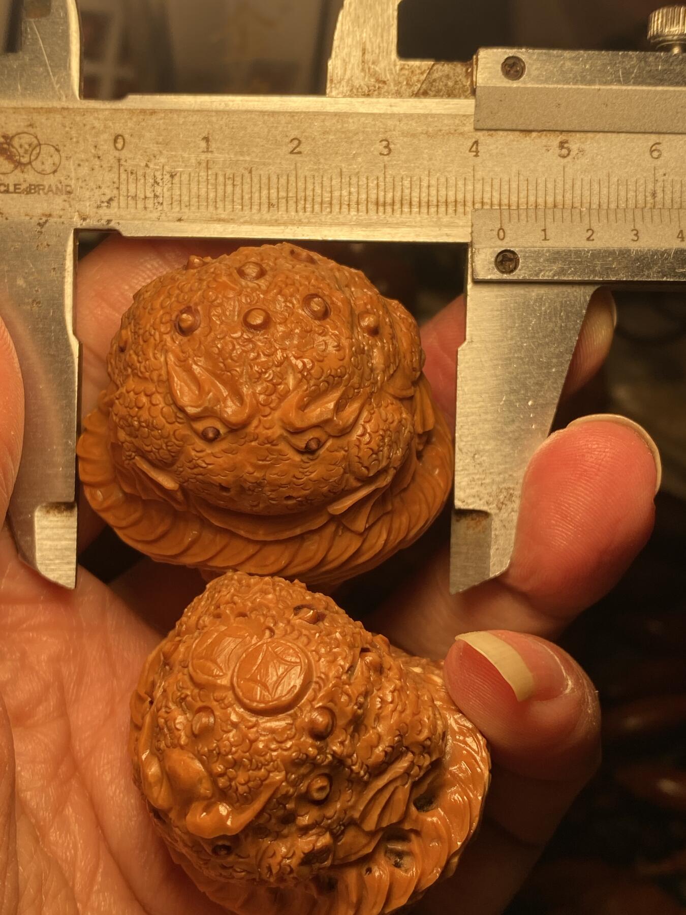 中国非物质文化遗产，苏工核雕 福利苏工核桃雕纯手工雕刻，老苏工招财进宝，蛤蟆，个性十足，表情丰富，等待有缘人，市场无同款，尺寸4。3喜欢的来