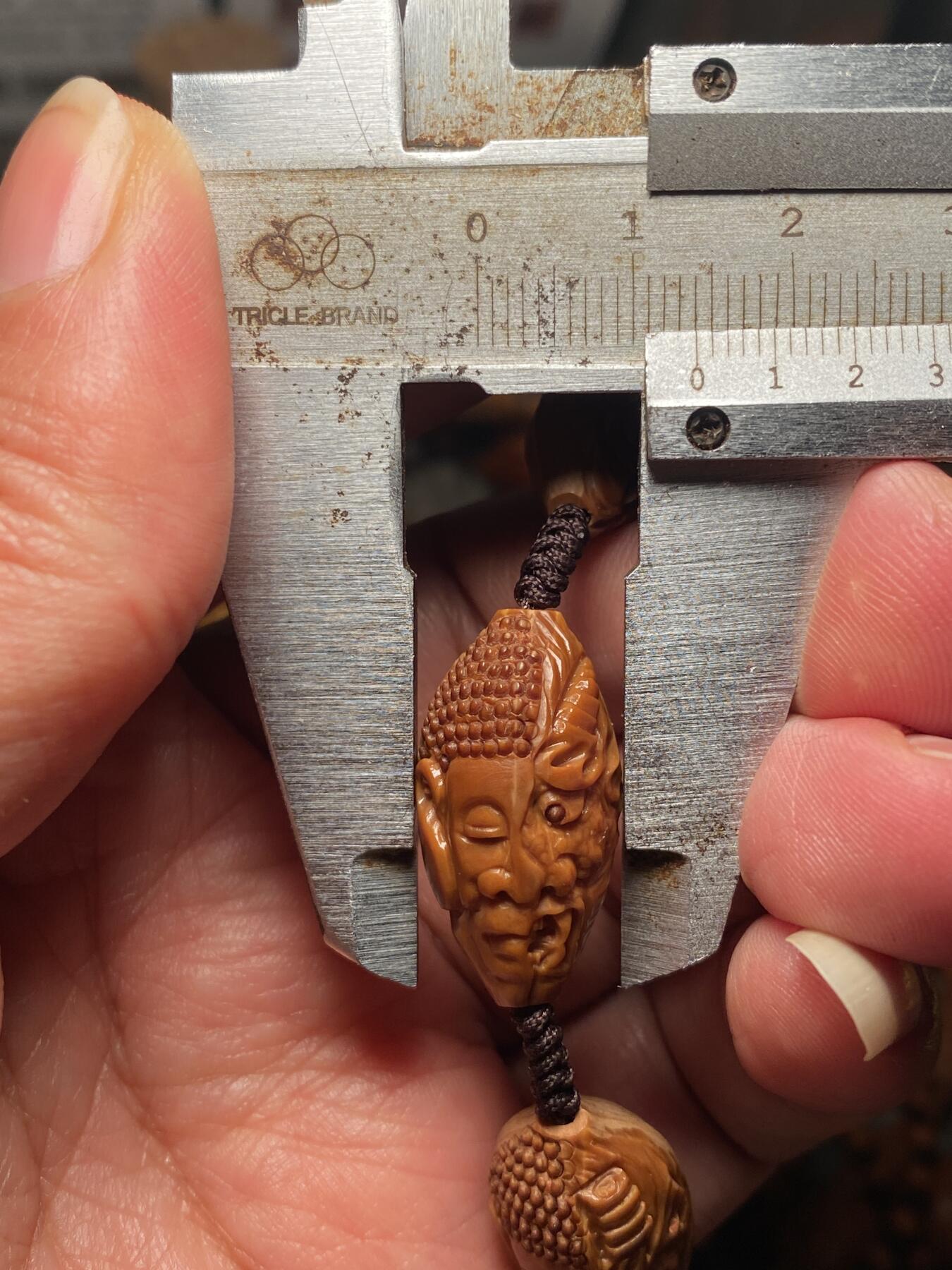 中国非物质文化遗产，苏工核雕 福利苏工核雕，纯手工雕刻，老苏工20年老核佛魔小脖挂，个性十足，等待有缘人尺寸1。4x2.6喜欢的来