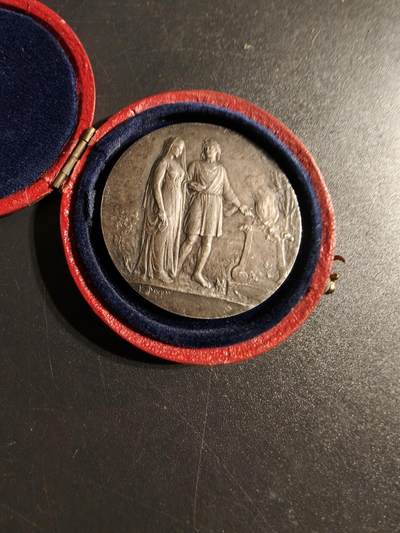 老王徽章第167期 - 法国银婚章    原盒    大师Dropsy版本     银质少见大尺寸     直径38mm.    重量21g