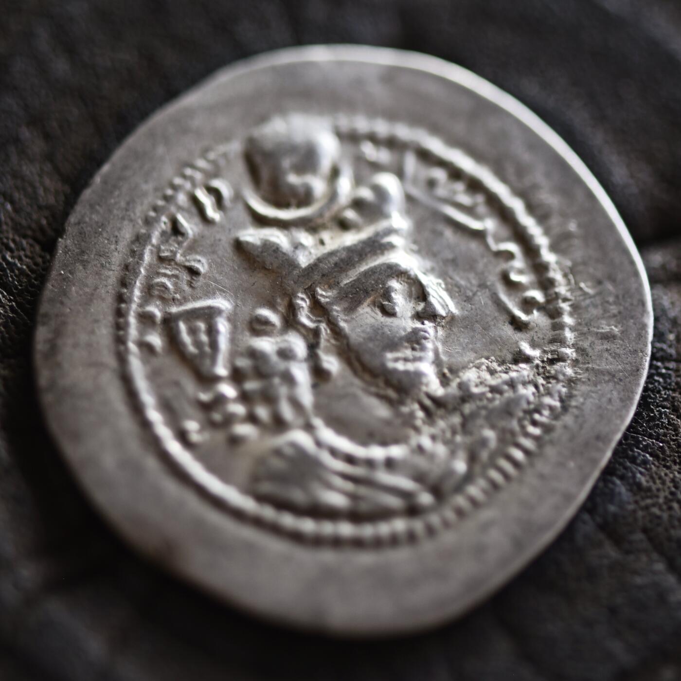 【良泉】【2025年最后一场】12月18日晚19.30点开拍！188组【直播场】西方古代钱币、丝路杂项、印章！ 【极美品】公元420-438年【波斯帝国】萨珊王朝，瓦赫兰五世【祭火坛头像版】一德拉克马，4.17克