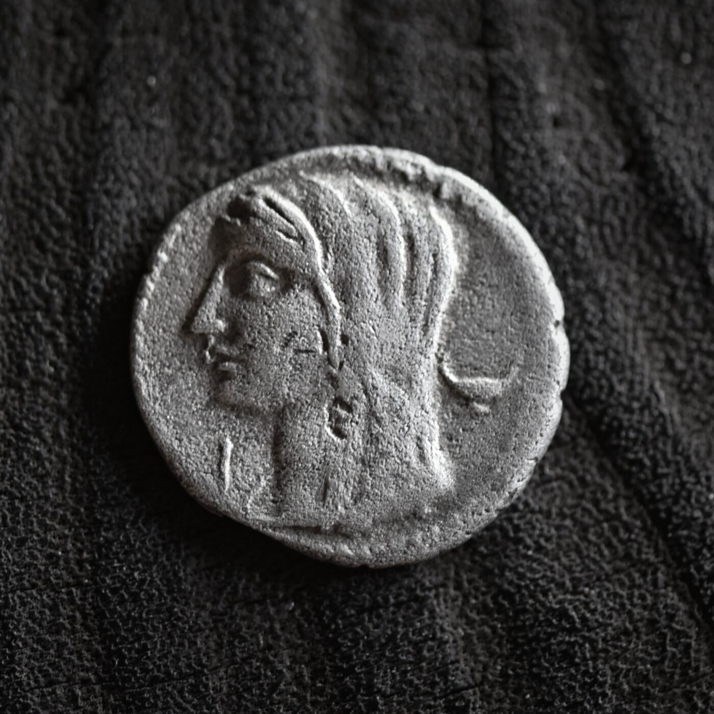 【良泉】【2025年最后一场】12月18日晚19.30点开拍！188组【直播场】西方古代钱币、丝路杂项、印章！ 【罕见】公元前63年【古罗马】共和时代，朗基努斯打制“选举”第纳尔银币，3.45克