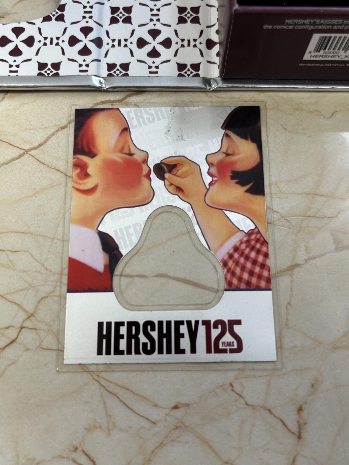 第184期拍卖 斐济2019年好时巧克力状情人节礼物39克纪念银币，39克，999银，发行12500枚