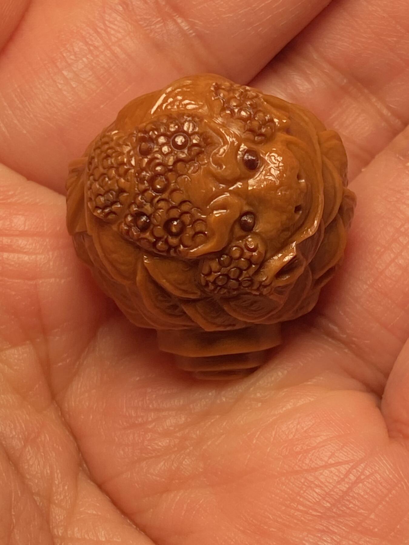 中国非物质文化遗产，苏工核雕 福利苏工核雕，纯手工雕刻，老苏工舟山村第一大金蟾三通，个性十足，等待有缘人，市场无同款，尺寸2。7x2.85喜欢的来