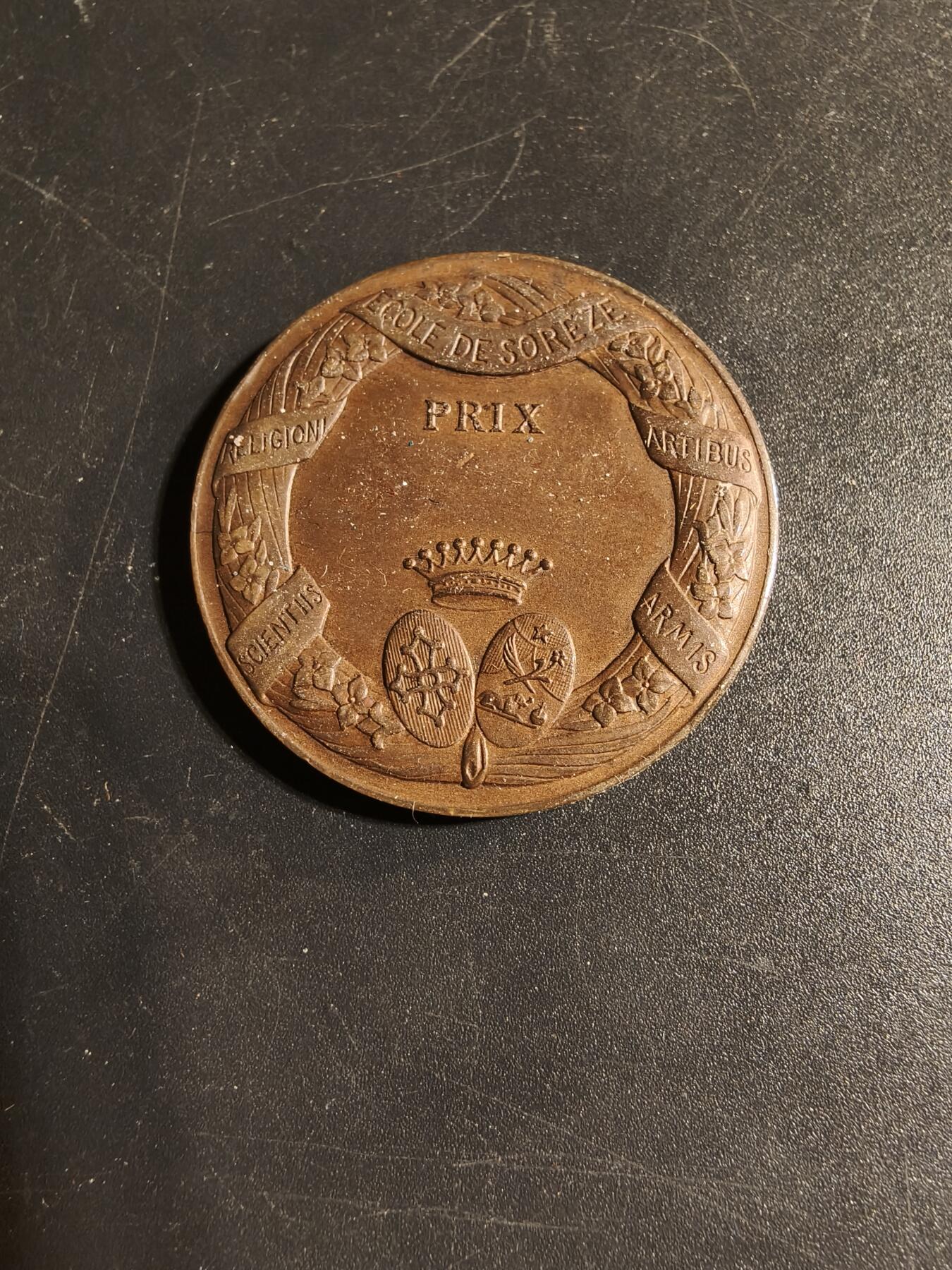 老王徽章第167期 法国苏雷兹学校大铜章     正面为法国著名政治家拉克代尔     直径36mm.    重量27.2g