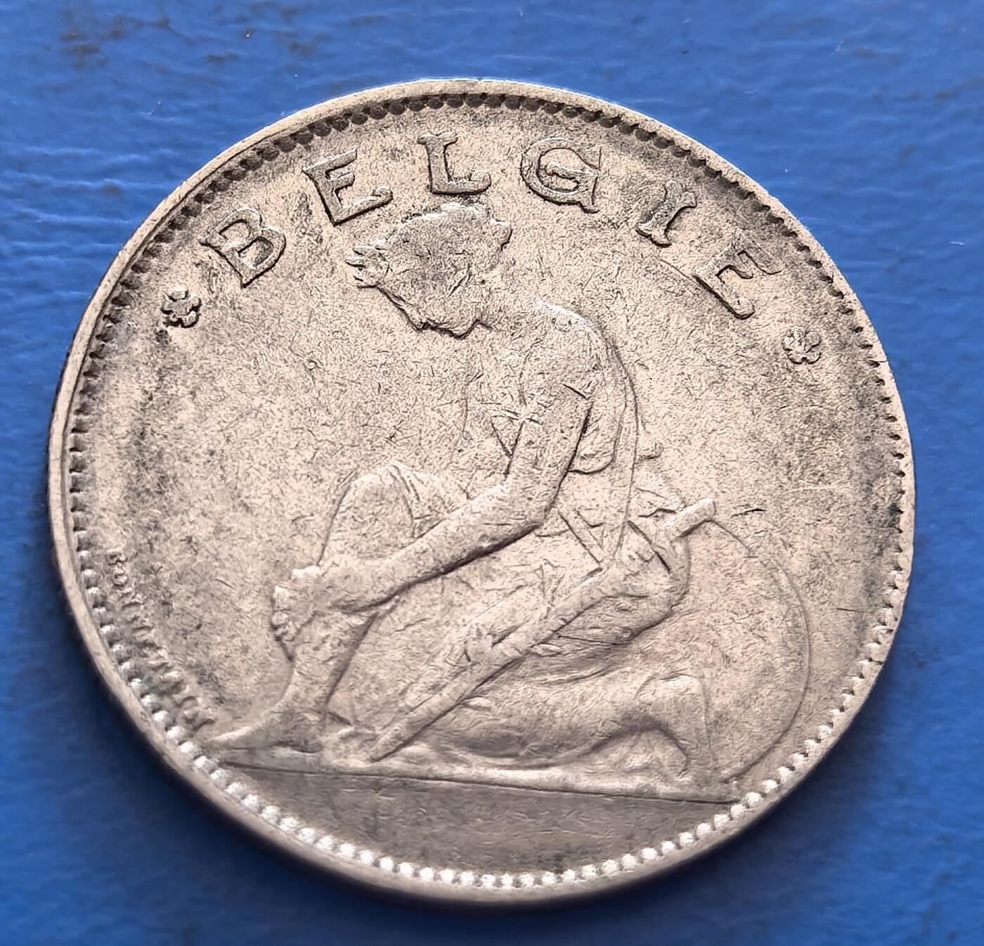 外国优质老铜币银币，周六九点倒数截拍，满百包邮，可寄存半年，喜欢朋友微信扫描二维码可直接参拍 比利时脱袜女神1922年1法郎