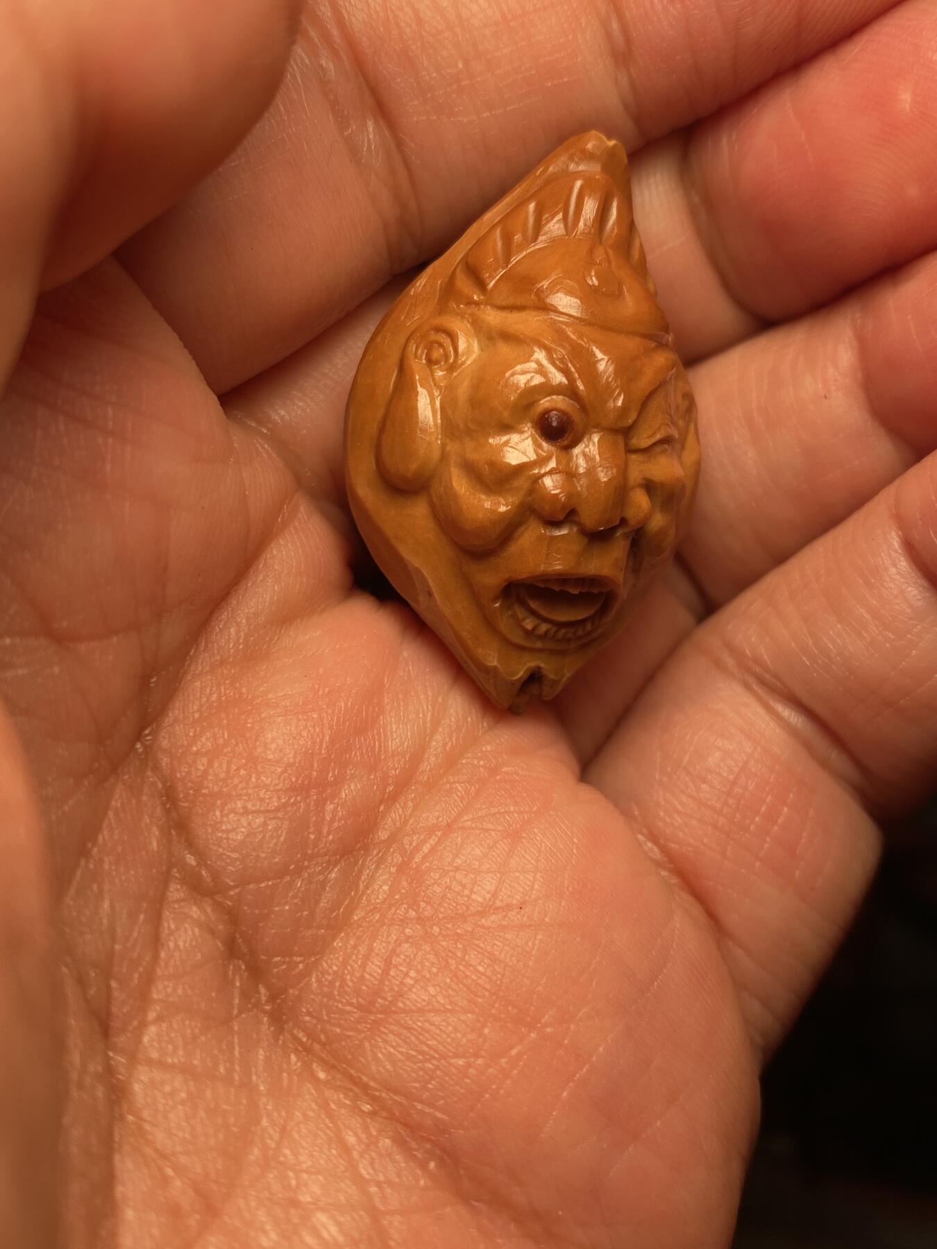 中国非物质文化遗产，苏工核雕 福利苏工核雕，纯手工雕刻，老苏工锦衣卫，个性十足，等待有缘人，市场无同款，尺寸2。35x3.6喜欢的来