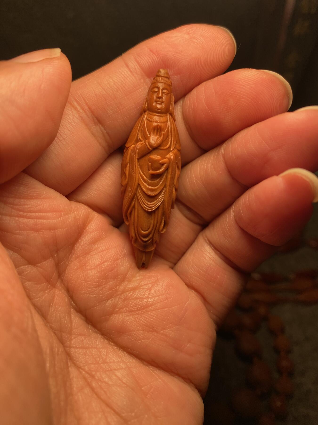 中国非物质文化遗产，苏工核雕 福利苏工核雕，纯手工雕刻，老苏工精品观音姐姐，个性十足，等待有缘人尺寸1。65x5.3喜欢的来