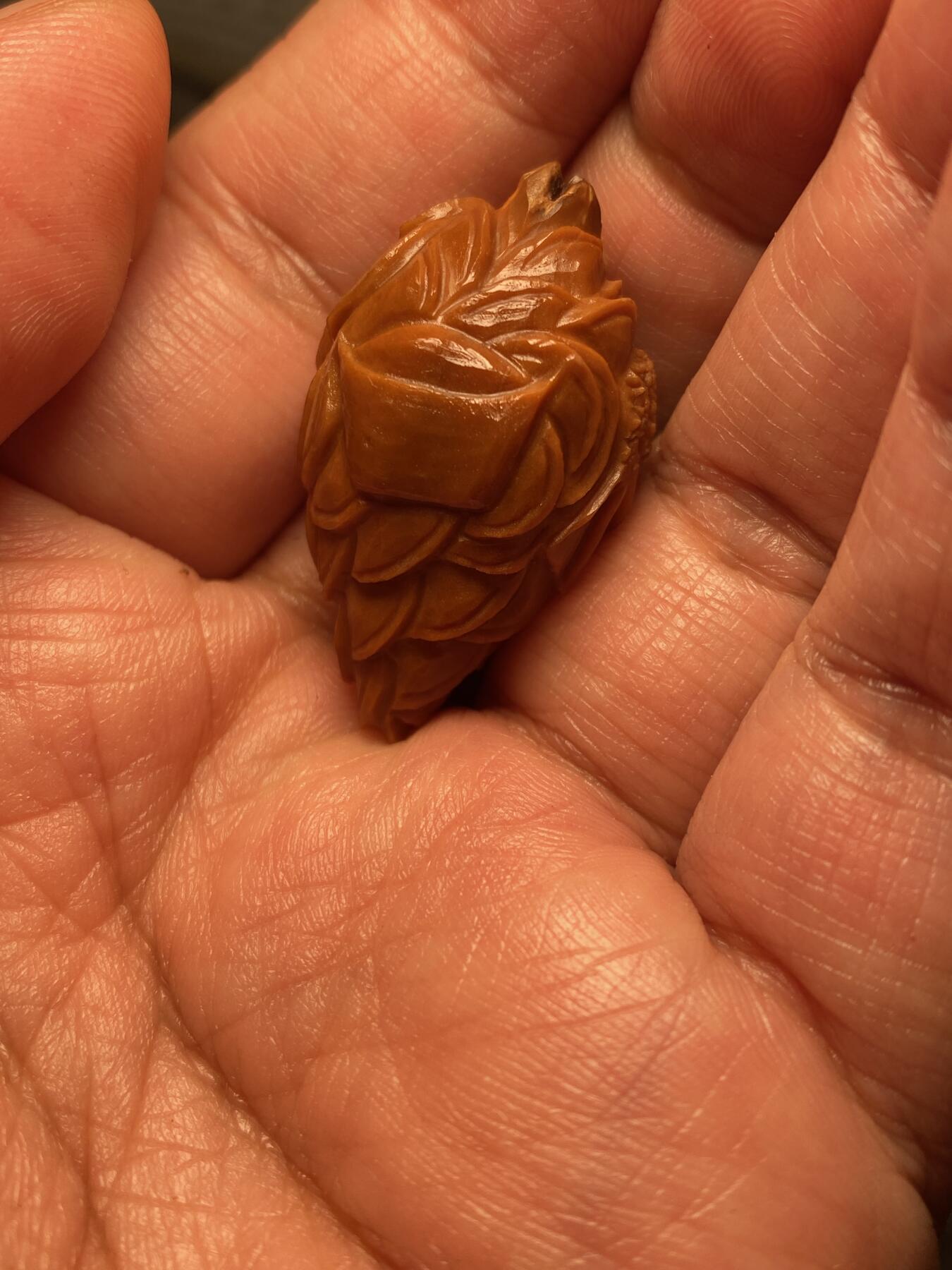 中国非物质文化遗产，苏工核雕 福利苏工核雕，纯手工雕刻，老苏工，招财进宝，金蟾，个性十足，等待有缘人，市场无同款，尺寸2。15x3.5喜欢的来