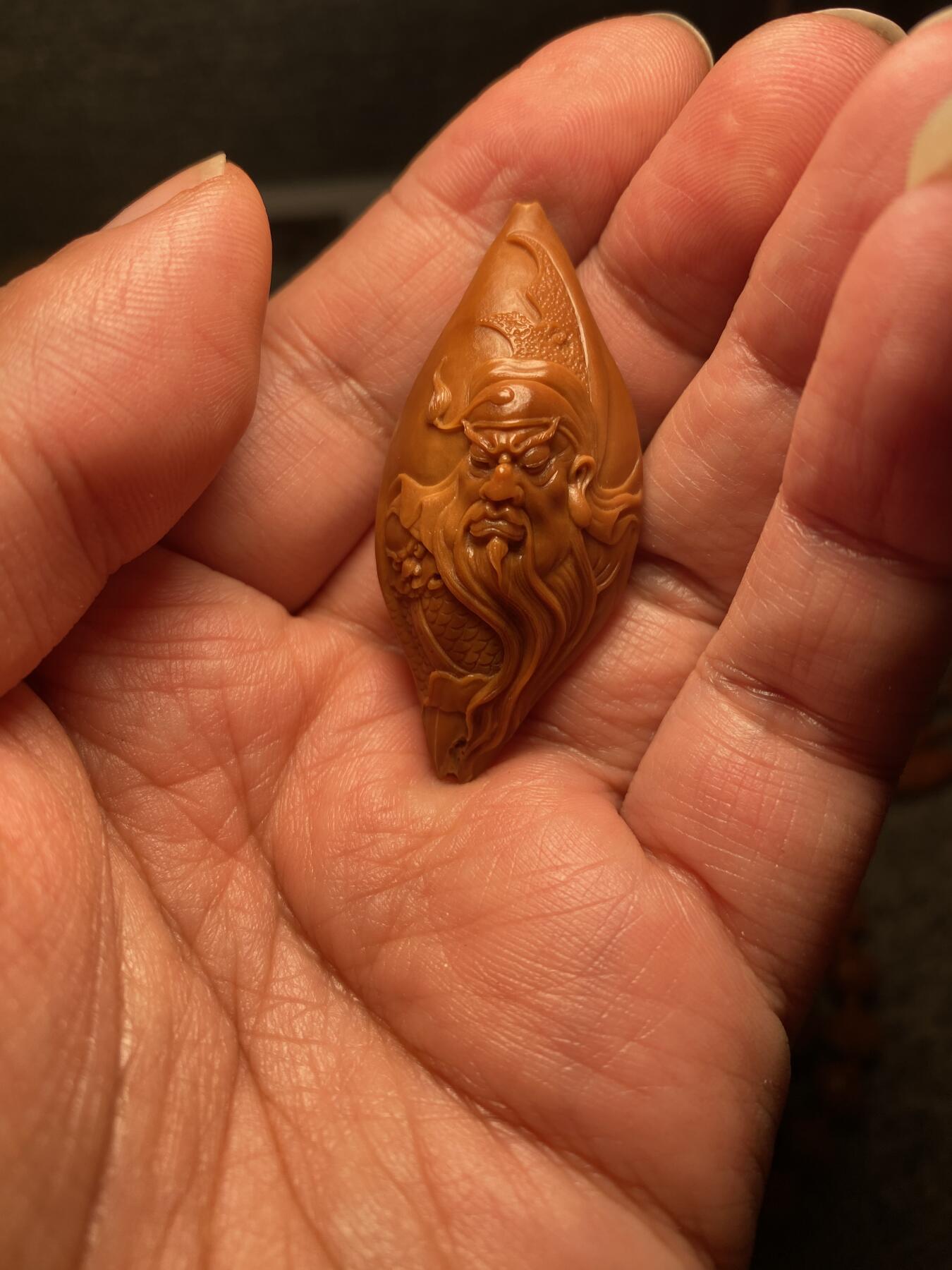 中国非物质文化遗产，苏工核雕 福利苏工核雕，纯手工雕刻，老苏工精品关二哥，个性十足，等待有缘人尺寸2。35x5.2喜欢的来