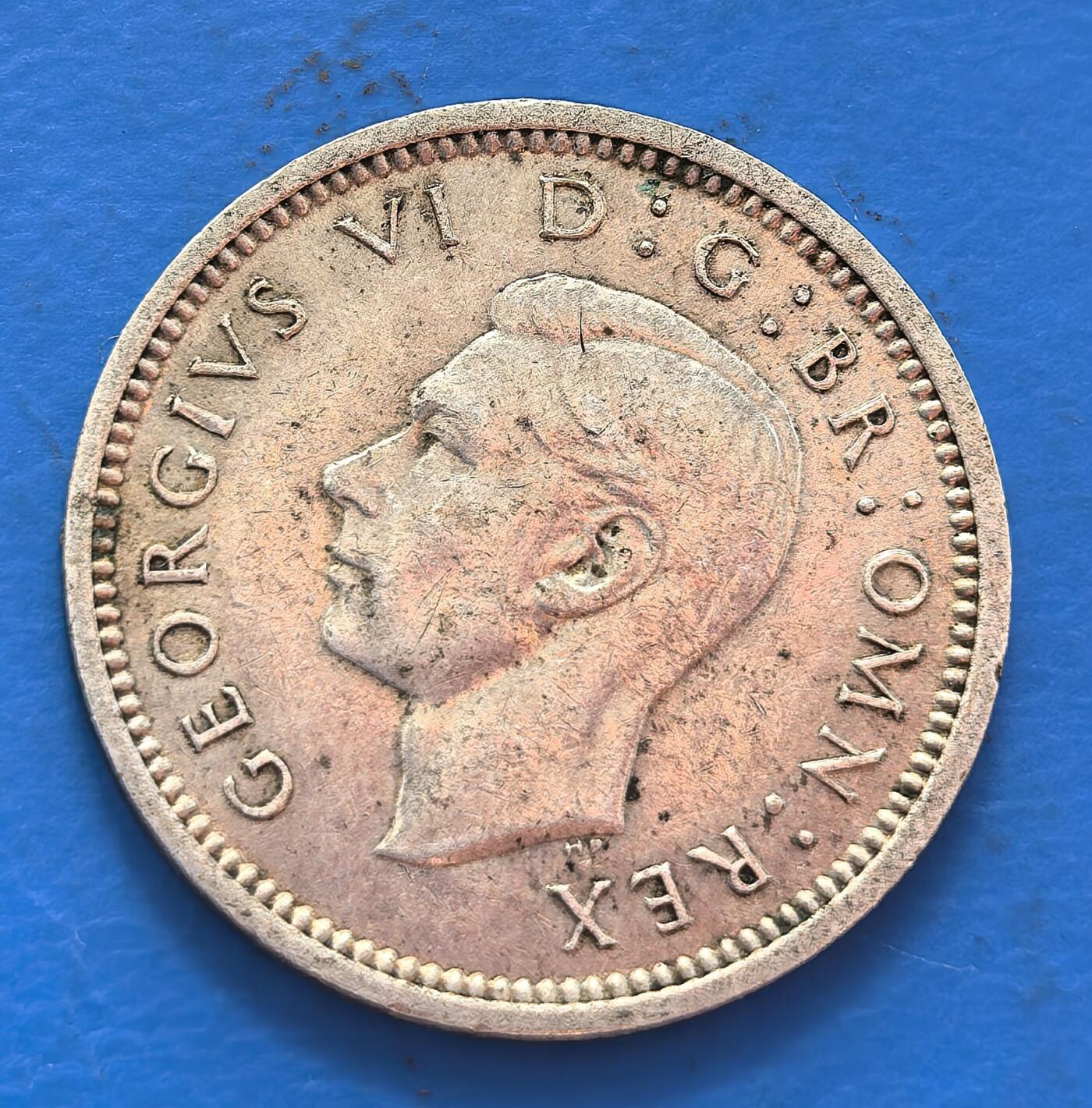 外国优质老铜币银币，周六九点倒数截拍，满百包邮，可寄存半年，喜欢朋友微信扫描二维码可直接参拍 英国1937年3便士银币