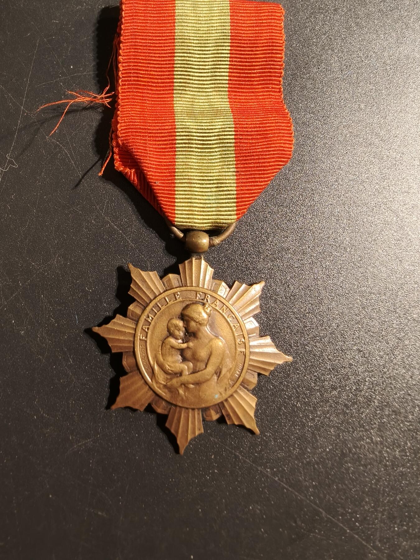 老王徽章第167期 法国铜级母亲奖章