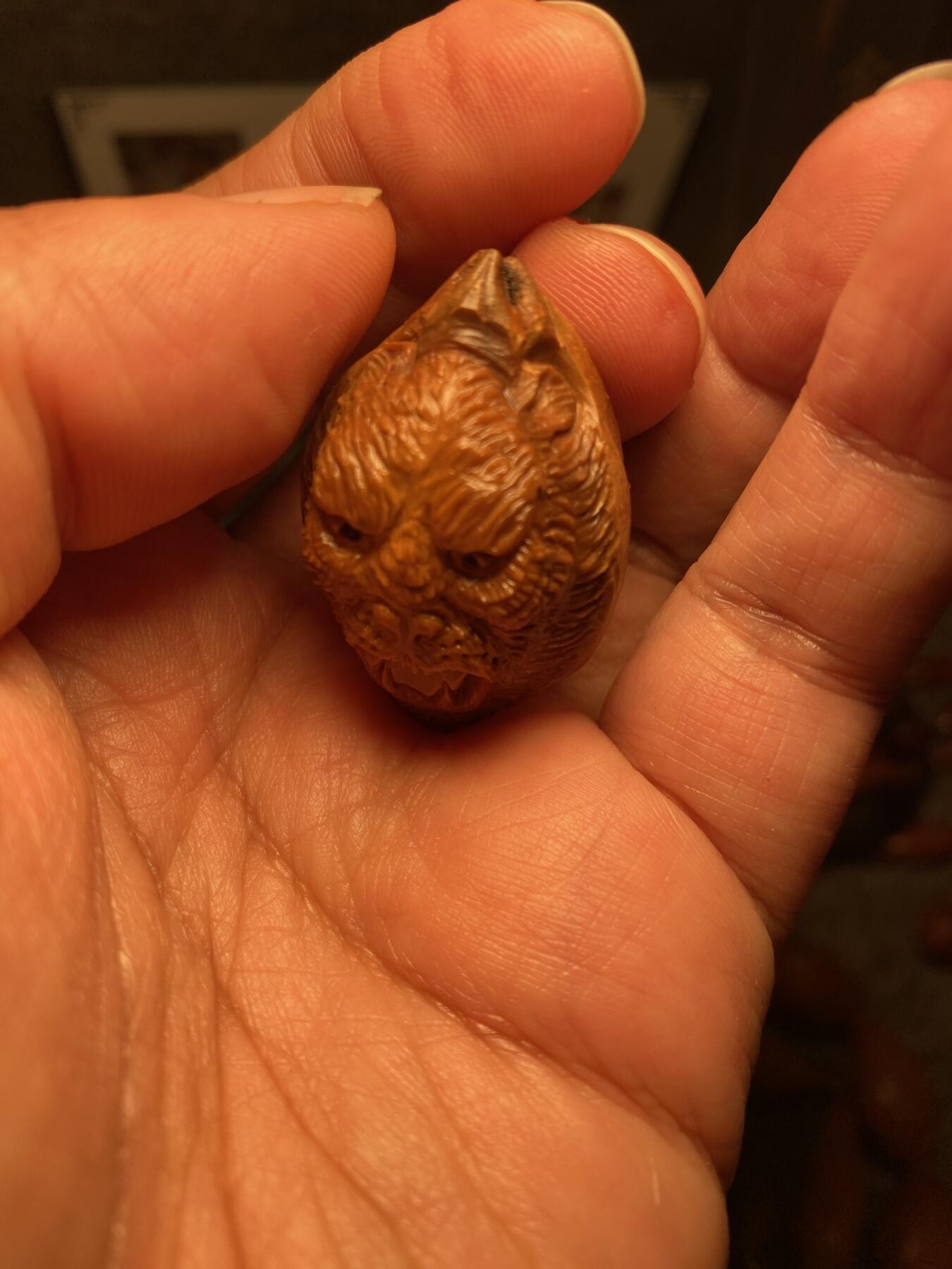 中国非物质文化遗产，苏工核雕 福利苏工核雕纯手工雕刻，老苏工君临天下，狮虎兽，个性十足，表情丰富，等待有缘人，市场无同款，尺寸2。6x3.95喜欢的来