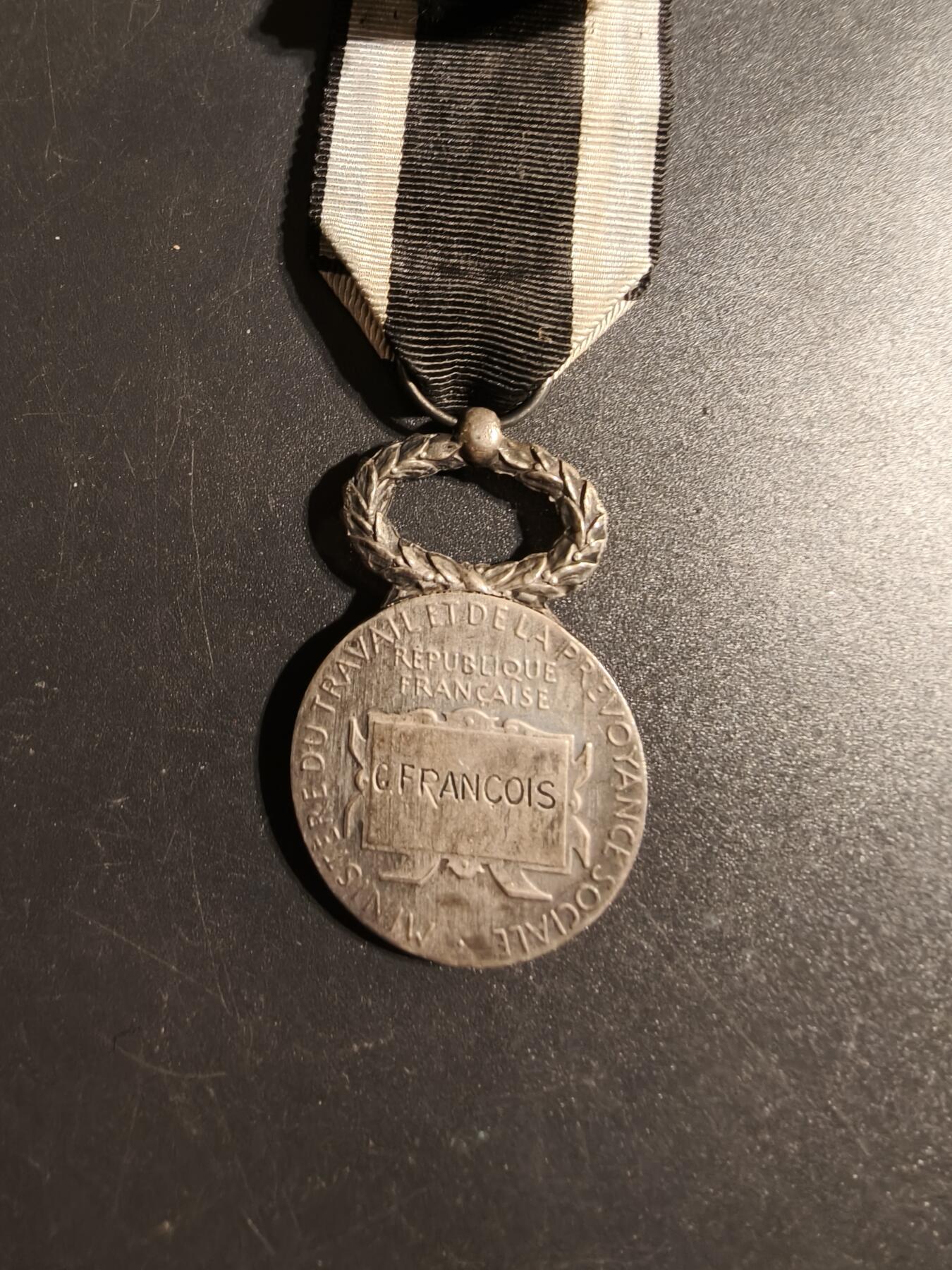 老王徽章第167期 法国银级互助会奖章    实发银质    13.5g    大师罗蒂作品