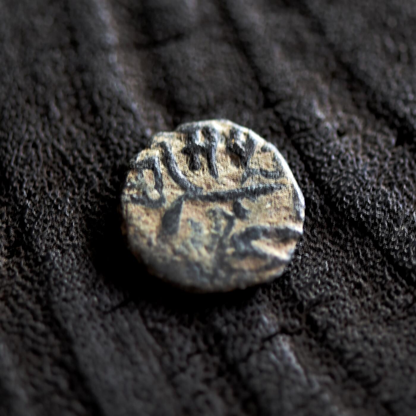 【良泉】【2025年最后一场】12月18日晚19.30点开拍！188组【直播场】西方古代钱币、丝路杂项、印章！ 【藏家出品A】约850-1000年，喀布尔地区的沙希王朝打制“狮子/大象”吉塔尔，0.68克