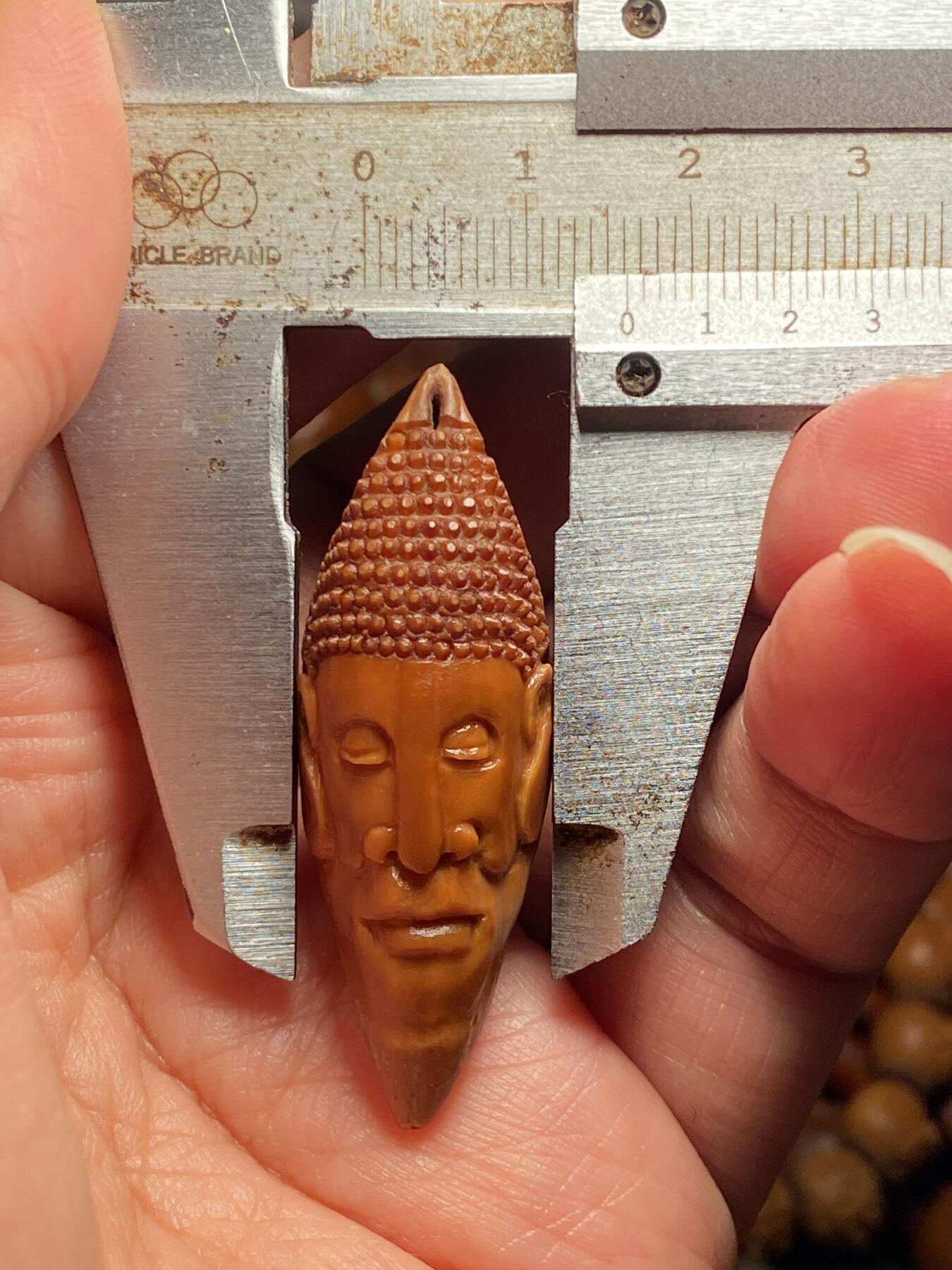 中国非物质文化遗产，苏工核雕 福利苏工核雕，纯手工雕刻，老苏工柳叶佛头，个性十足，等待有缘人尺寸1。6x4.7喜欢的来