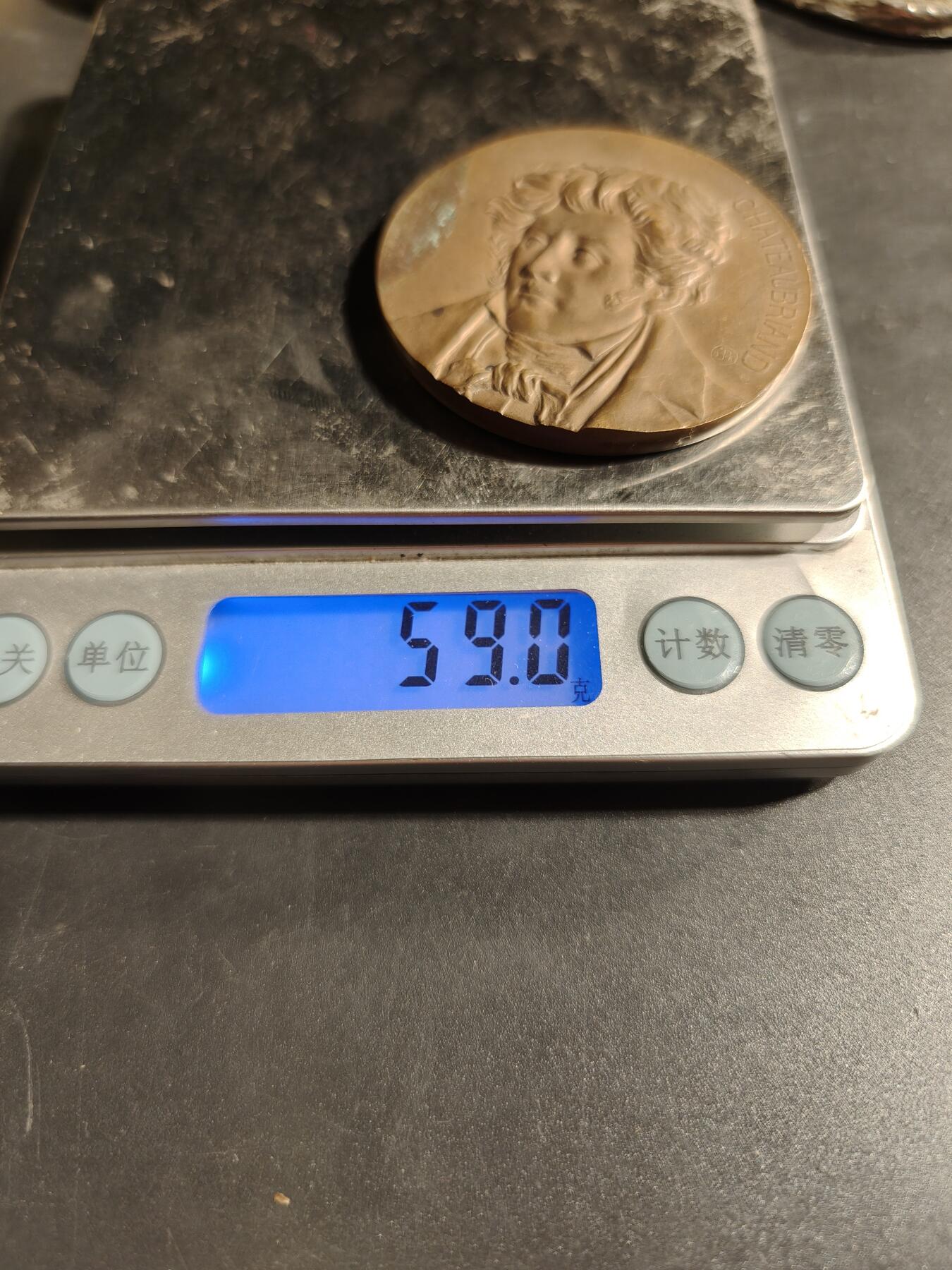 老王徽章第167期 法国布列塔尼藏书家协会大铜章    正面为法国19世纪著名作家夏多布里昂    直径50mm.    重量59g