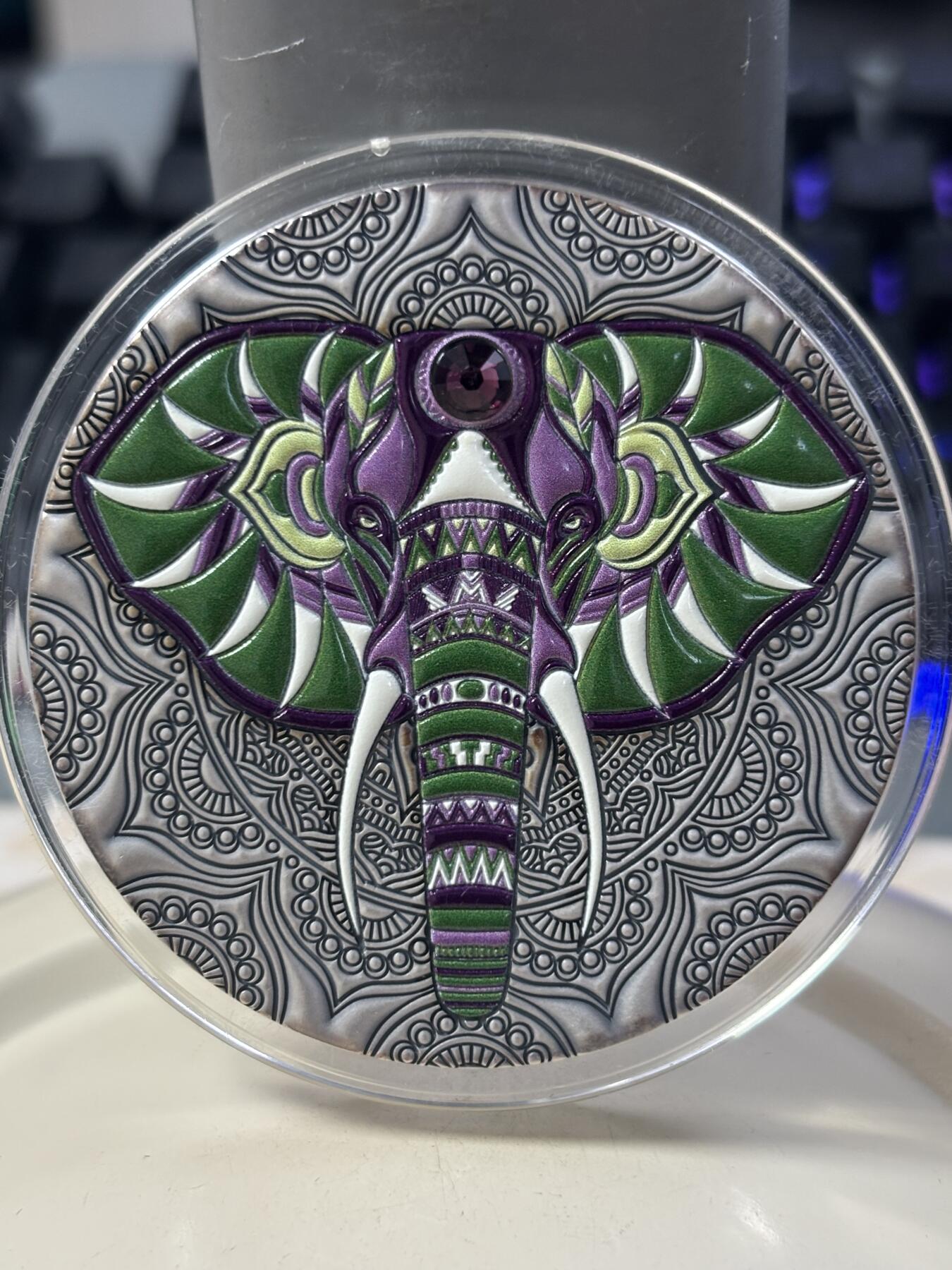 第184期拍卖 纽埃2019年曼陀罗黄金对称系列大象,2盎司高浮雕仿古镶嵌紫红施华洛世奇彩色银币.999银银价862，发行500枚