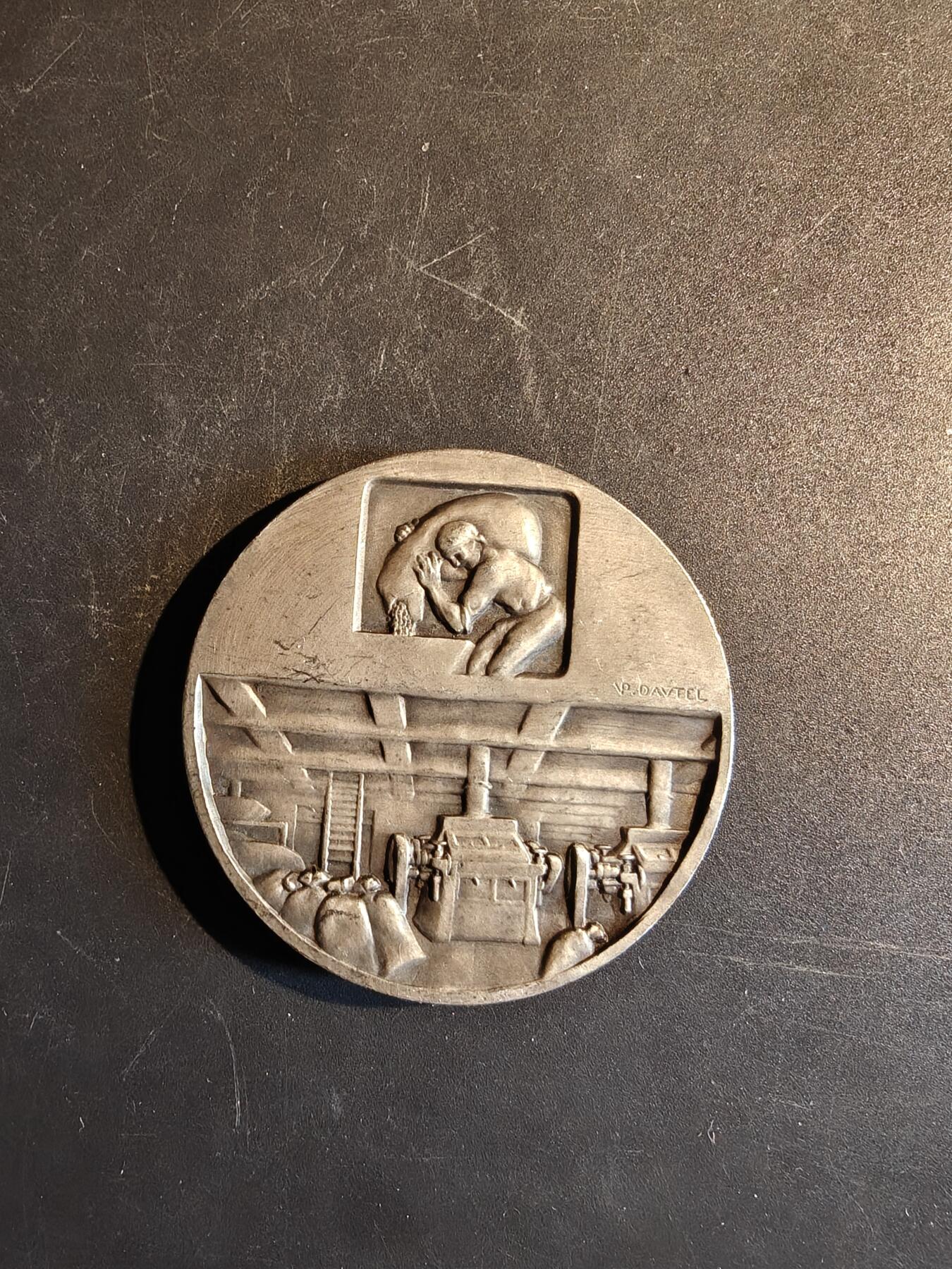 老王徽章第167期 法国全国面粉协会镀银大铜章     直径54mm.    重量77.5g