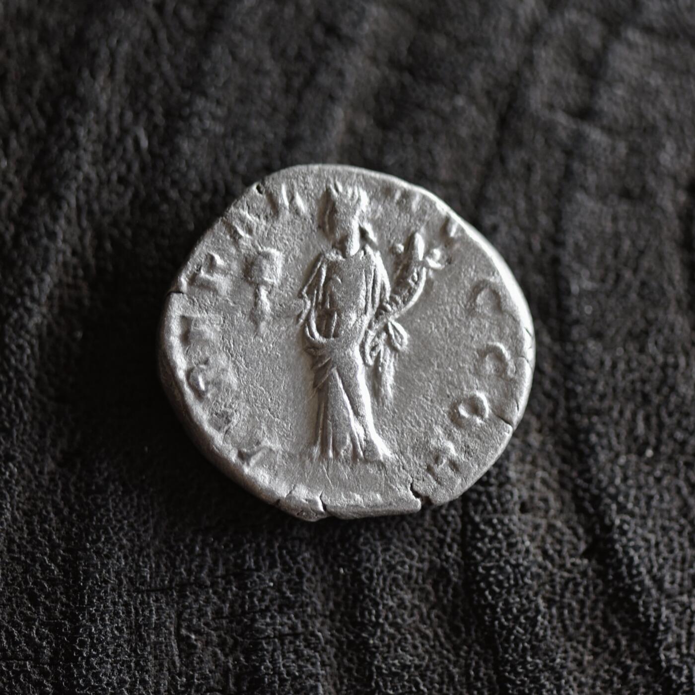 【良泉】【元旦直播场】1月1日晚19.30点开拍！208组西方古代钱币、日本朝鲜花钱 公元194-195年【古罗马】塞普提米乌斯·塞维鲁，背慷慨女神（既是一种美德，也是一种帝国宣传手段，由一位女神化身，代表皇帝向公众赠送礼物（congiarium）2.96克