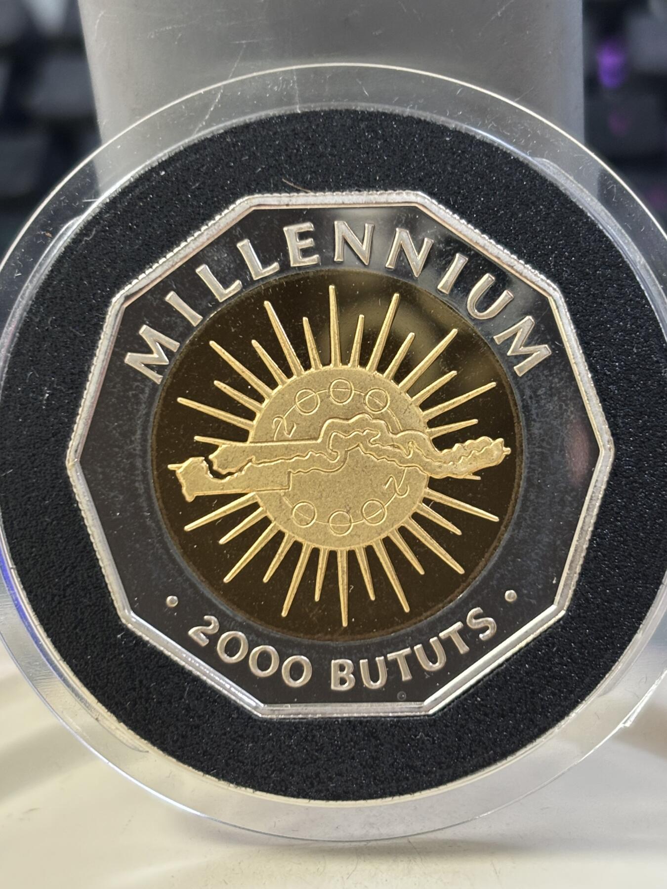 第184期拍卖 冈比亚2000年千禧年多边型纪念镀金银币，925银，28.28克，有氧化