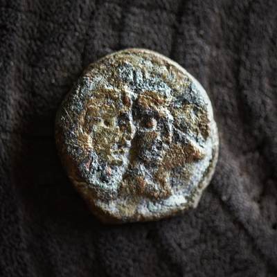 【良泉】【2025年最后一场】12月18日晚19.30点开拍！188组【直播场】西方古代钱币、丝路杂项、印章！ - 【塞琉古铜币复打？】公元20-40年【纳巴泰王国】《圣经》中记载的阿雷塔斯四世发行的铜币，正面为阿雷塔斯四世和皇后莎琪拉特，背面为纳巴泰阿拉姆语“纳巴泰国王阿雷塔斯”。4.03克