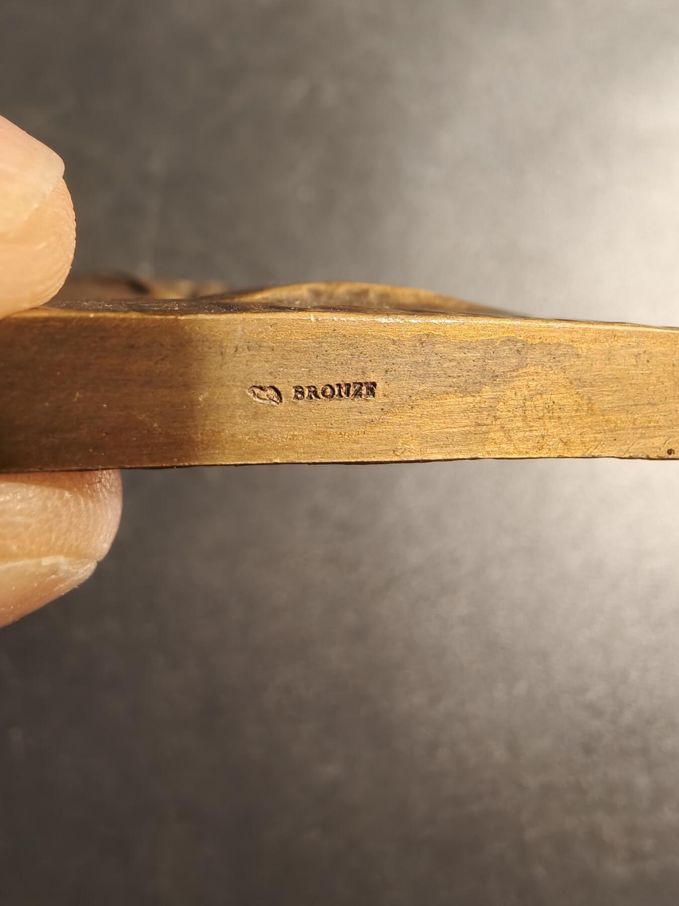 老王徽章第167期 法国奥浮涅传统女性方形大铜章     高浮雕     尺寸64×46mm.    重量118.4g