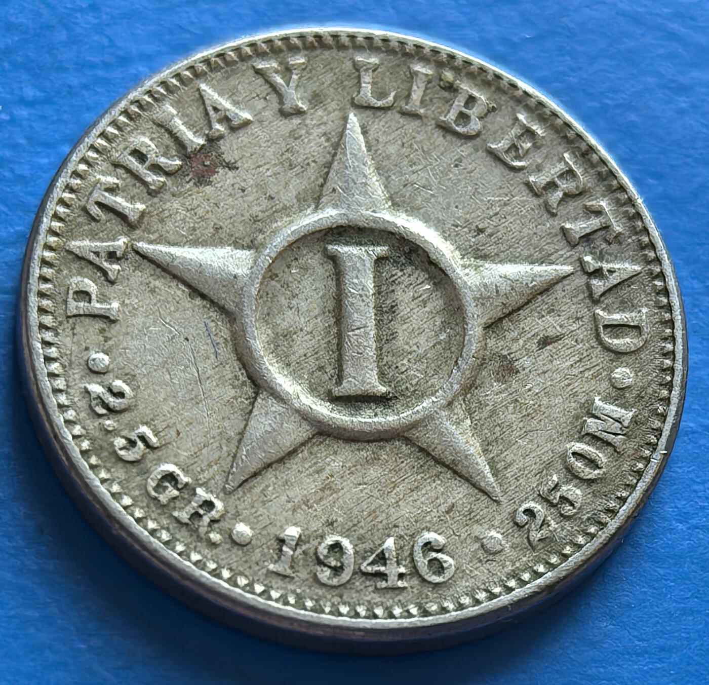 外国优质老铜币银币，周六九点倒数截拍，满百包邮，可寄存半年，喜欢朋友微信扫描二维码可直接参拍 古巴1946年1分