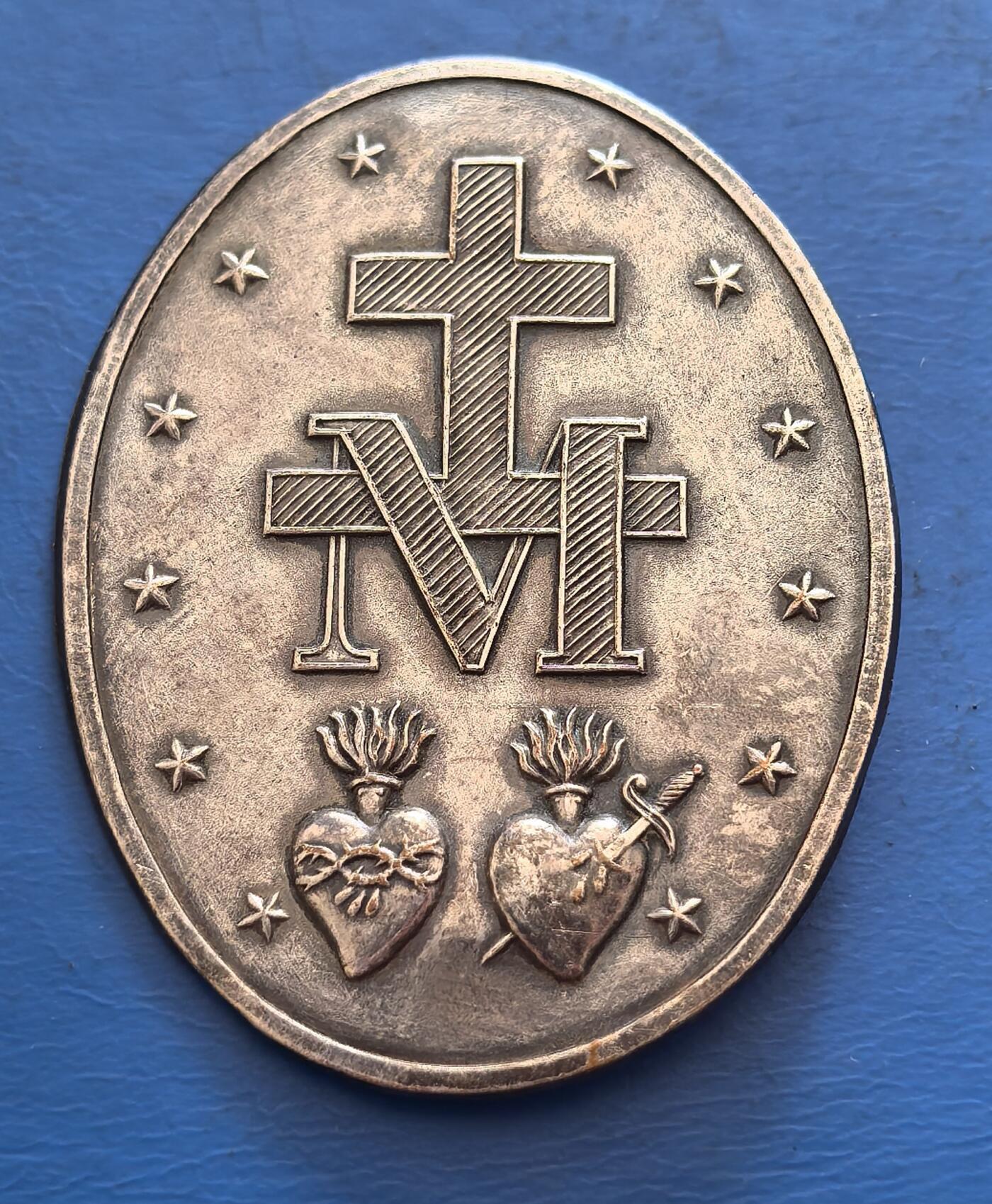 外国优质老铜币银币，周六九点倒数截拍，满百包邮，可寄存半年，喜欢朋友微信扫描二维码可直接参拍 爱心章