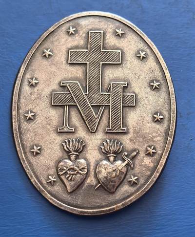 外国优质老铜币银币，周六九点倒数截拍，满百包邮，可寄存半年，喜欢朋友微信扫描二维码可直接参拍 - 爱心章，长45.5mm，宽35mm