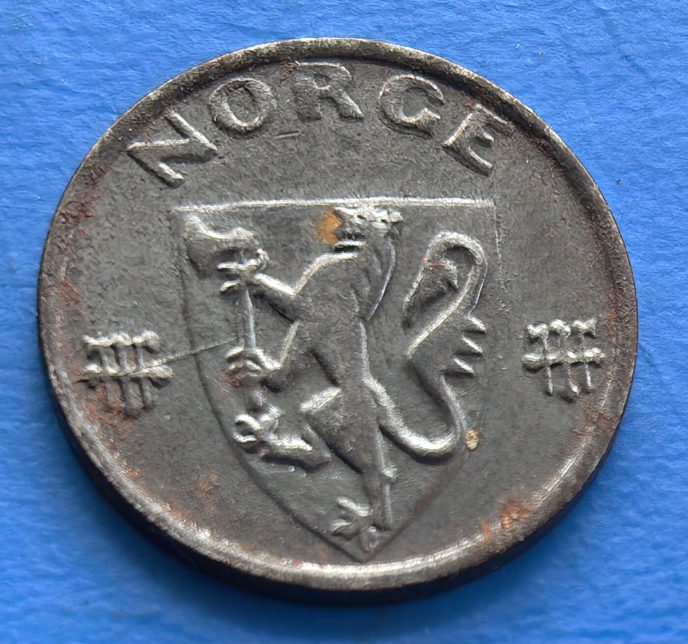 外国优质老铜币银币，周六九点倒数截拍，满百包邮，可寄存半年，喜欢朋友微信扫描二维码可直接参拍 少见德占挪威1943年1欧尔铁币，由于材质原因，易氧化，图案文字保存如此清晰实属不易