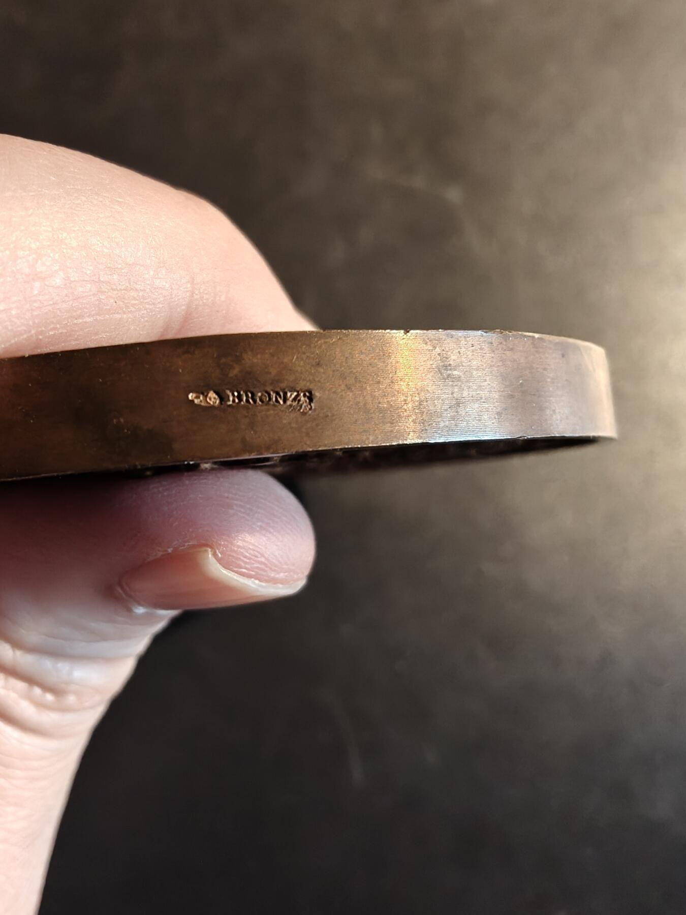 老王徽章第167期 法国南部朗格多克地区葡萄酒行会大铜章     该地区以葡萄酒产业闻名    正面描绘了四个人在葡萄藤下跳舞的场景，称为“葡萄架之舞”或“藤蔓之舞”      直径66mm.     重量144.7g 