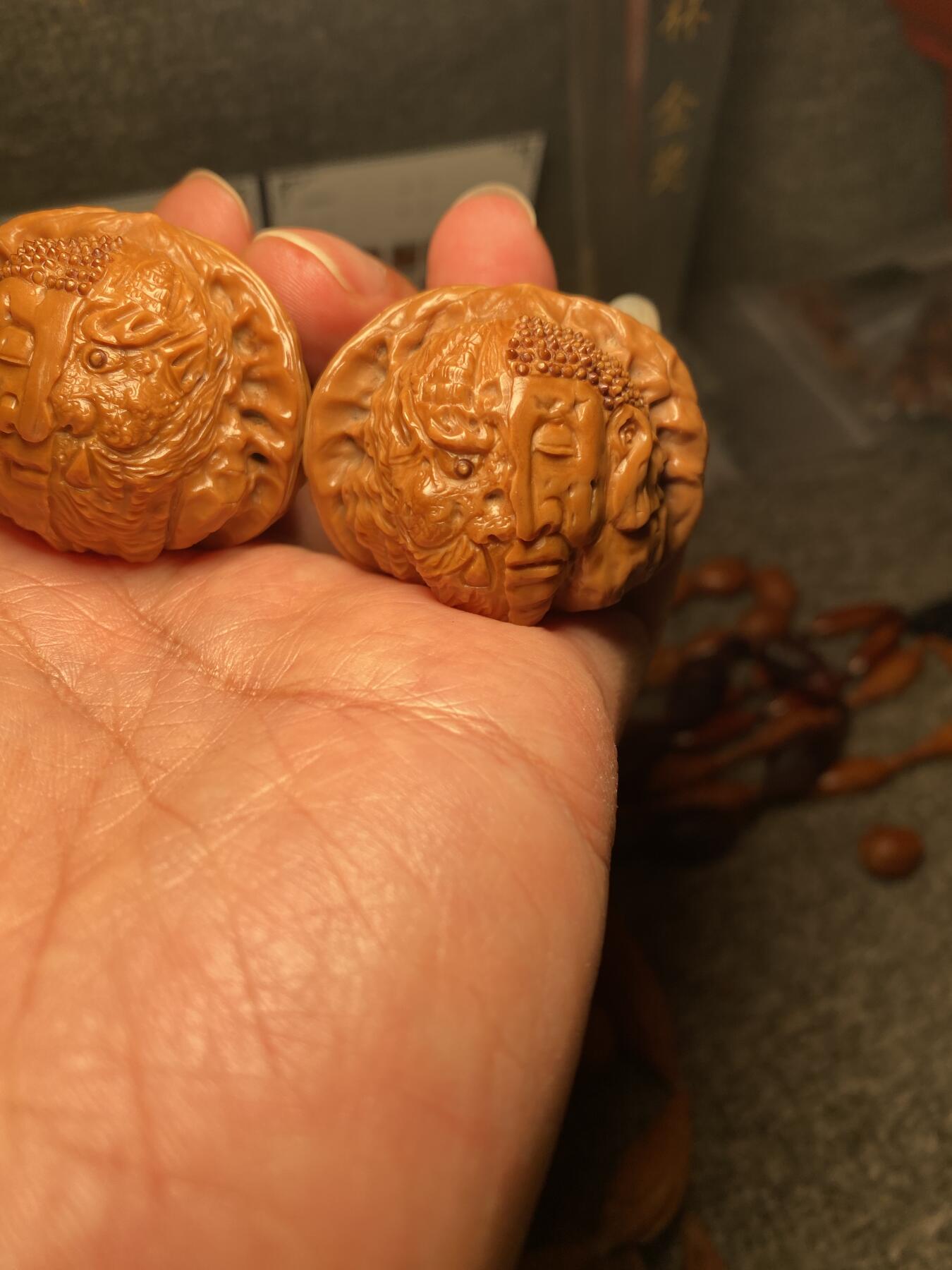 中国非物质文化遗产，苏工核雕 福利苏工核桃雕纯手工雕刻，老苏工佛魔一念，个性十足，表情丰富，等待有缘人，市场无同款，尺寸4。3喜欢的来
