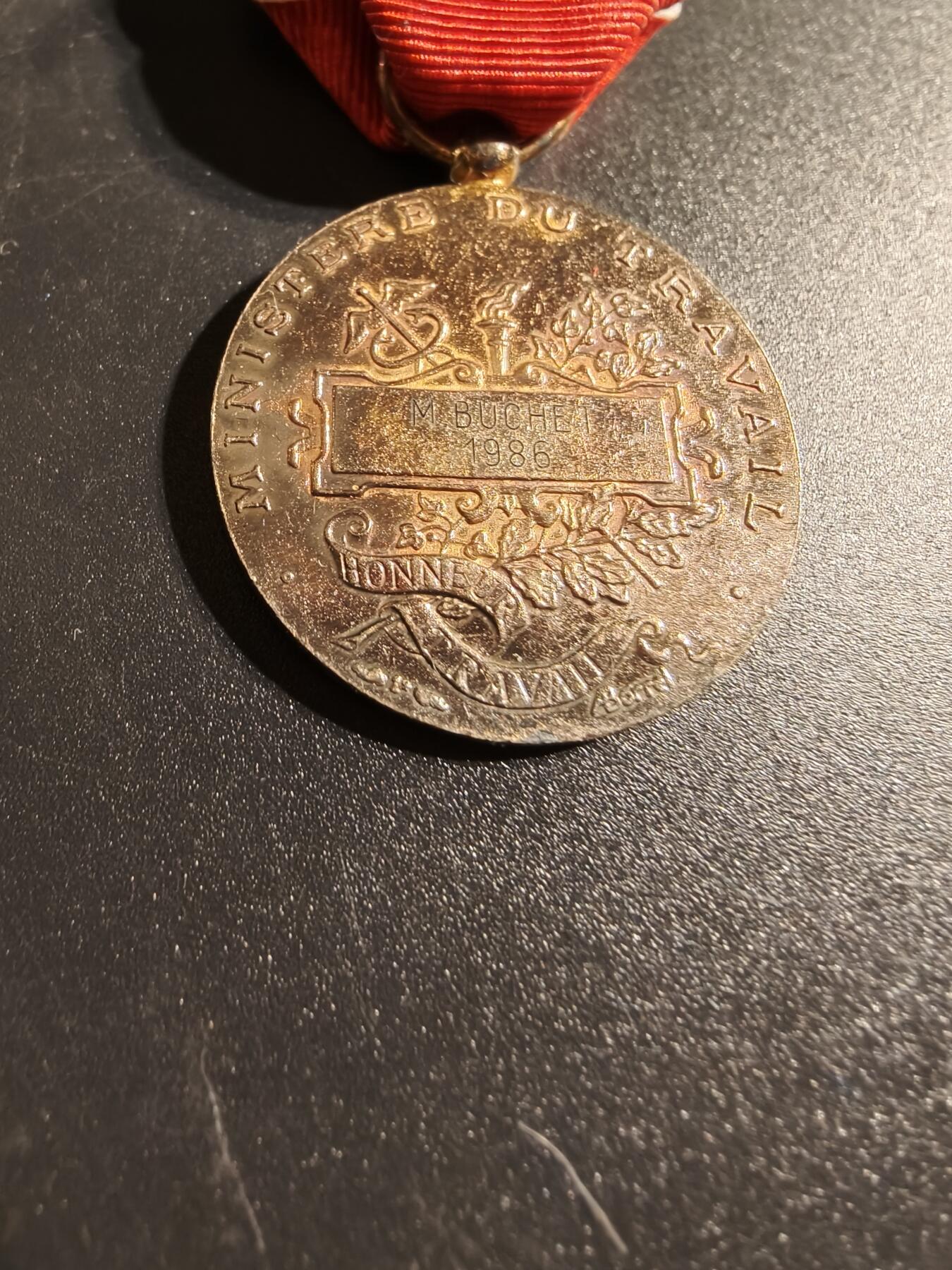 老王徽章第167期 法国金级劳工奖章    950银镀金     13.8g