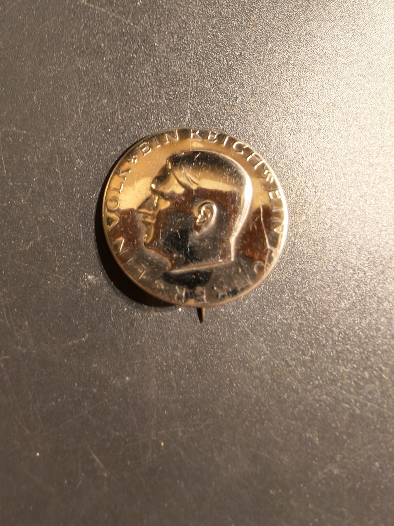 老王徽章第167期 德三小胡子（一个民族，一个帝国，一个元首）口号证章