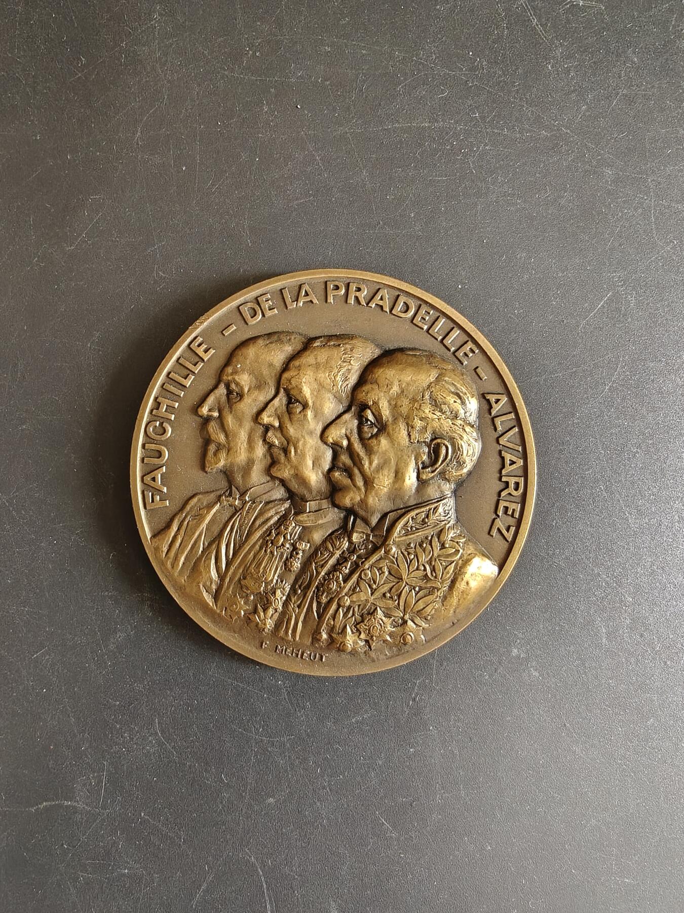 老王徽章第167期 法国国家医学科学院RENÉ TRUHAUT教授大铜章     直径64mm.   重量116.9g