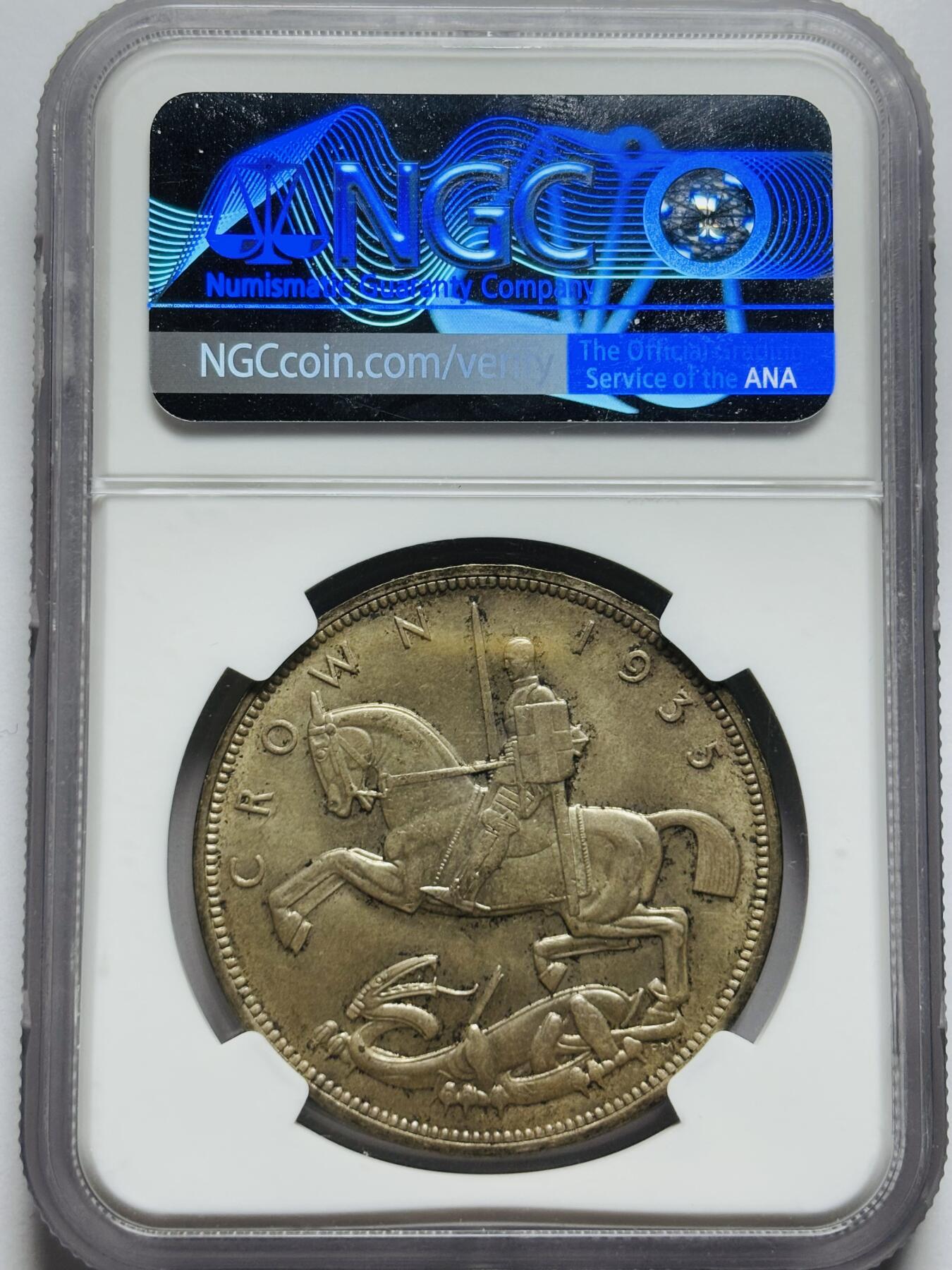 文馨钱币收藏第 283 场，【大雪鉴珍，寒英缀金】金银纪念币精品场，诚邀您的参与【长期接代拍品】 1935 年英国乔治五世木马剑大银币 NGC 评级 MS65 分，高光足，淡淡包浆细腻，难得一见的高分品相