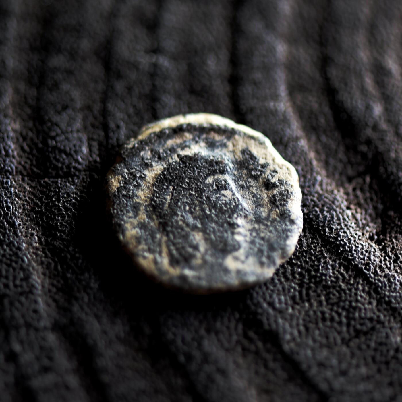 【良泉】【2025年最后一场】12月18日晚19.30点开拍！188组【直播场】西方古代钱币、丝路杂项、印章！ 【少见】公元351-355年【古罗马】君士坦提乌斯二世“皇帝站像”小铜币，1.45克