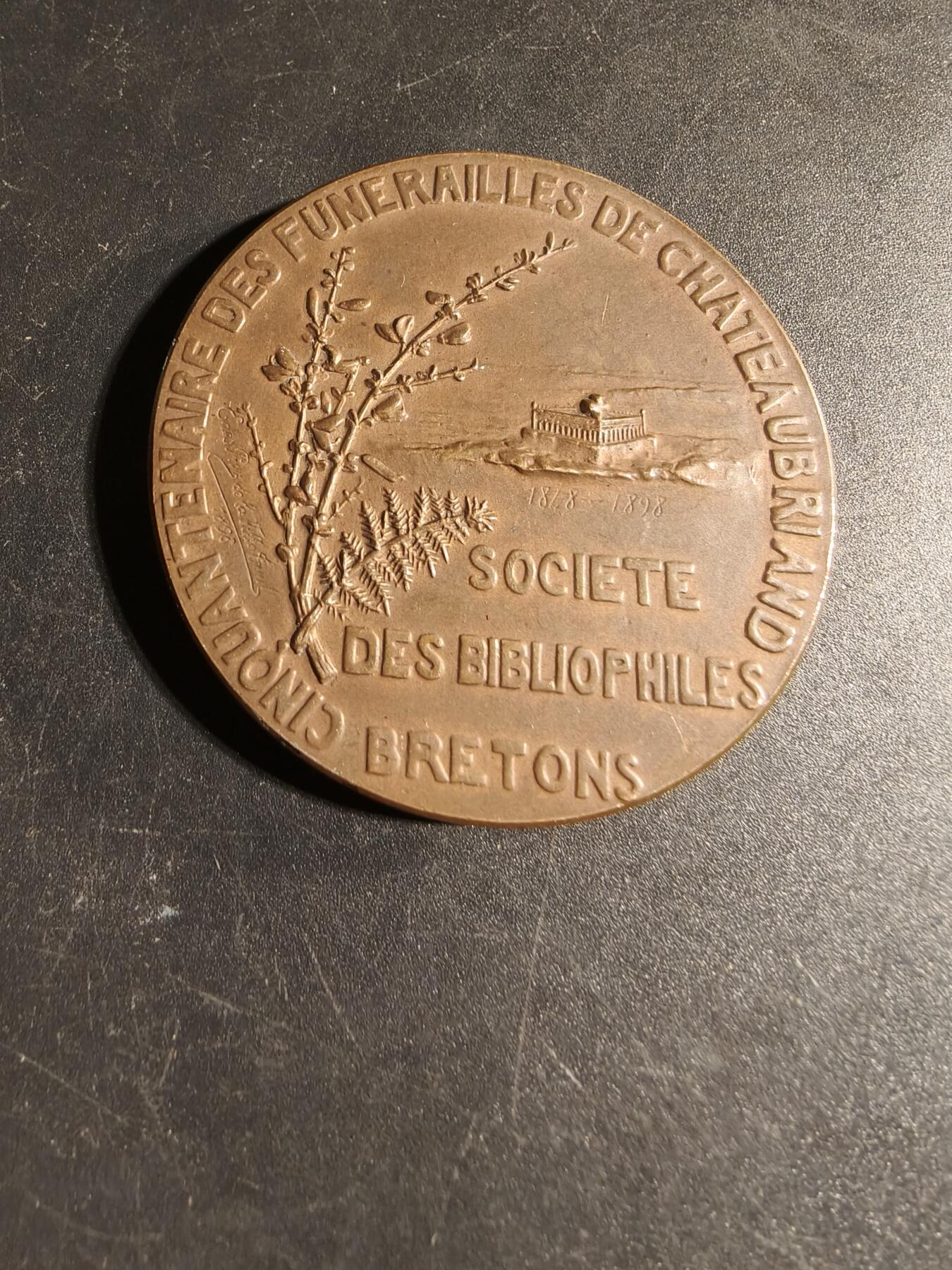 老王徽章第167期 法国布列塔尼藏书家协会大铜章    正面为法国19世纪著名作家夏多布里昂    直径50mm.    重量59g