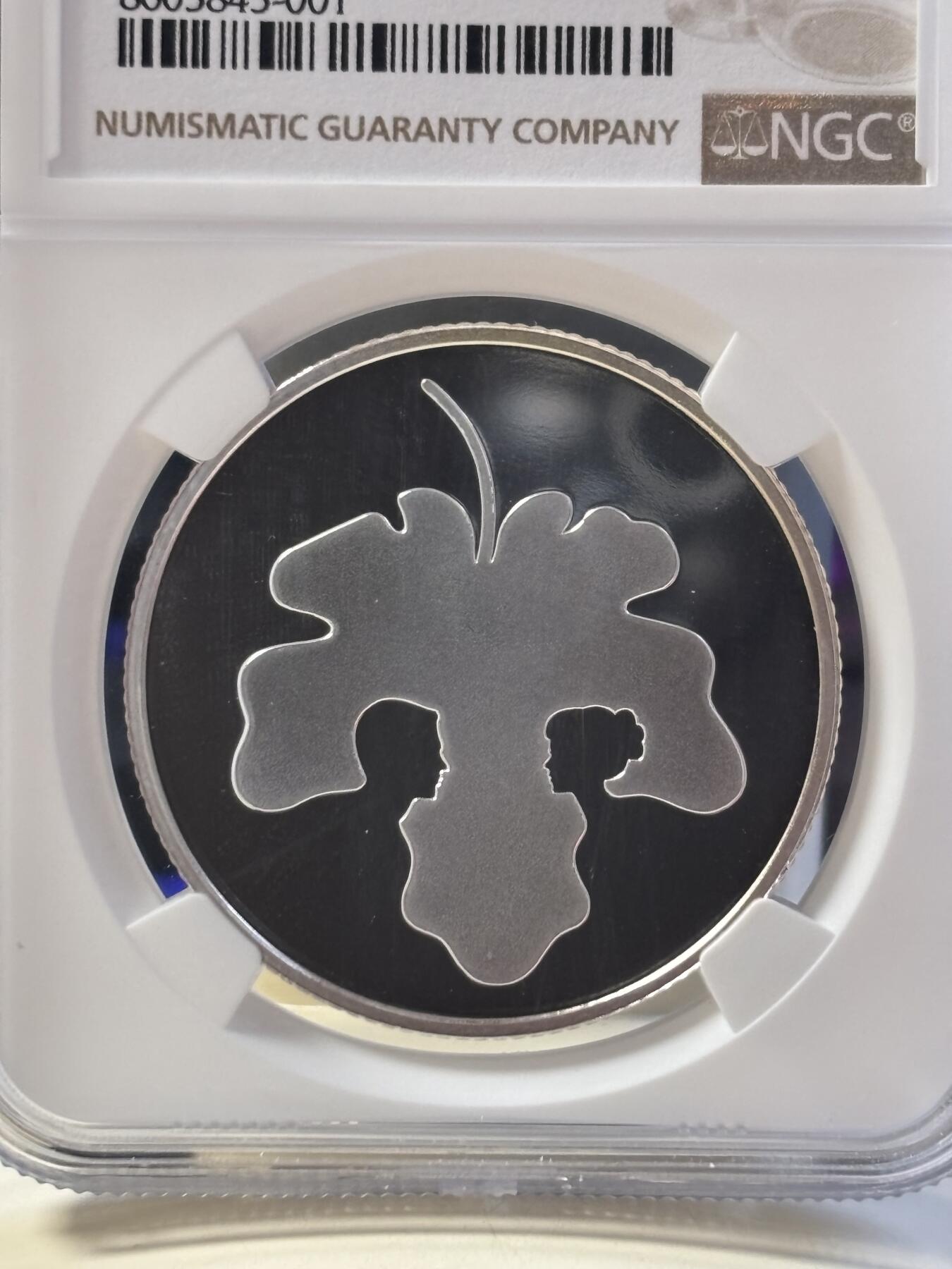 第183期拍卖 以色列2017年圣经系列亚当和夏娃2新谢克尔PROOF银币NGC PF69UC，发行量2800枚，999银。正面通过精制与磨砂工艺反差効果将亚当和夏娃在苹果叶中体现出爱的寓意。