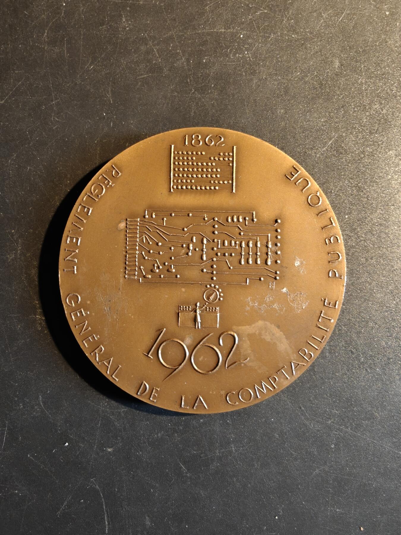 老王徽章第167期 法国财政部公共会计总局成立百年大铜章     直径68mm.    重量140g