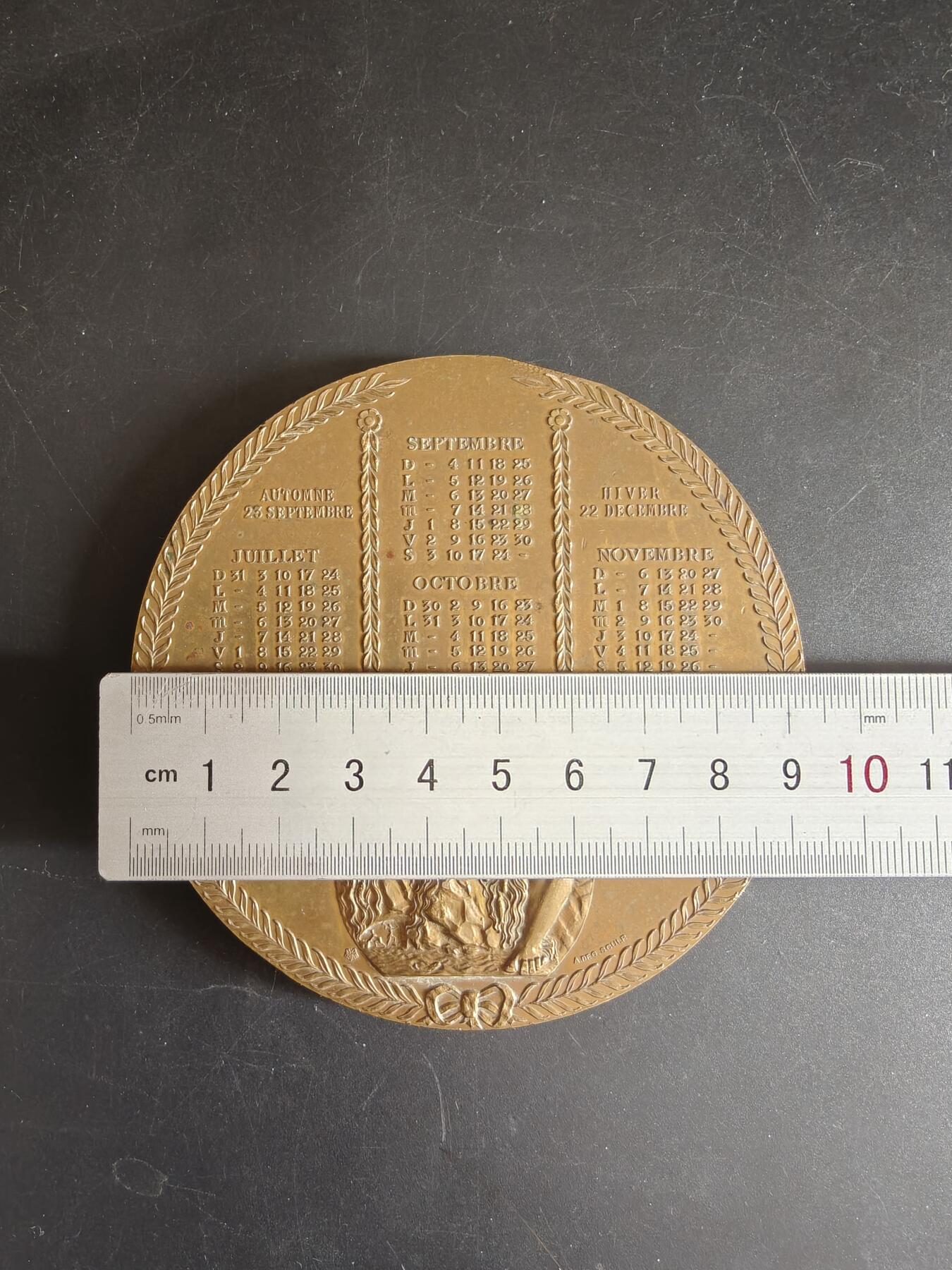 老王徽章第167期 法国1966年年历大铜章    直径94mm    重量347.5g