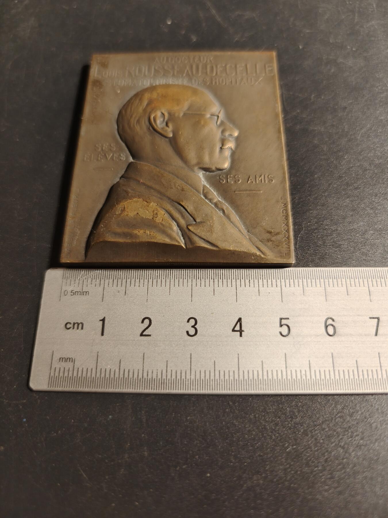 老王徽章第167期 法国口腔科专家路易·卢梭-德塞勒教授方形大铜章    高浮雕    尺寸51×66mm.    重量119.2g