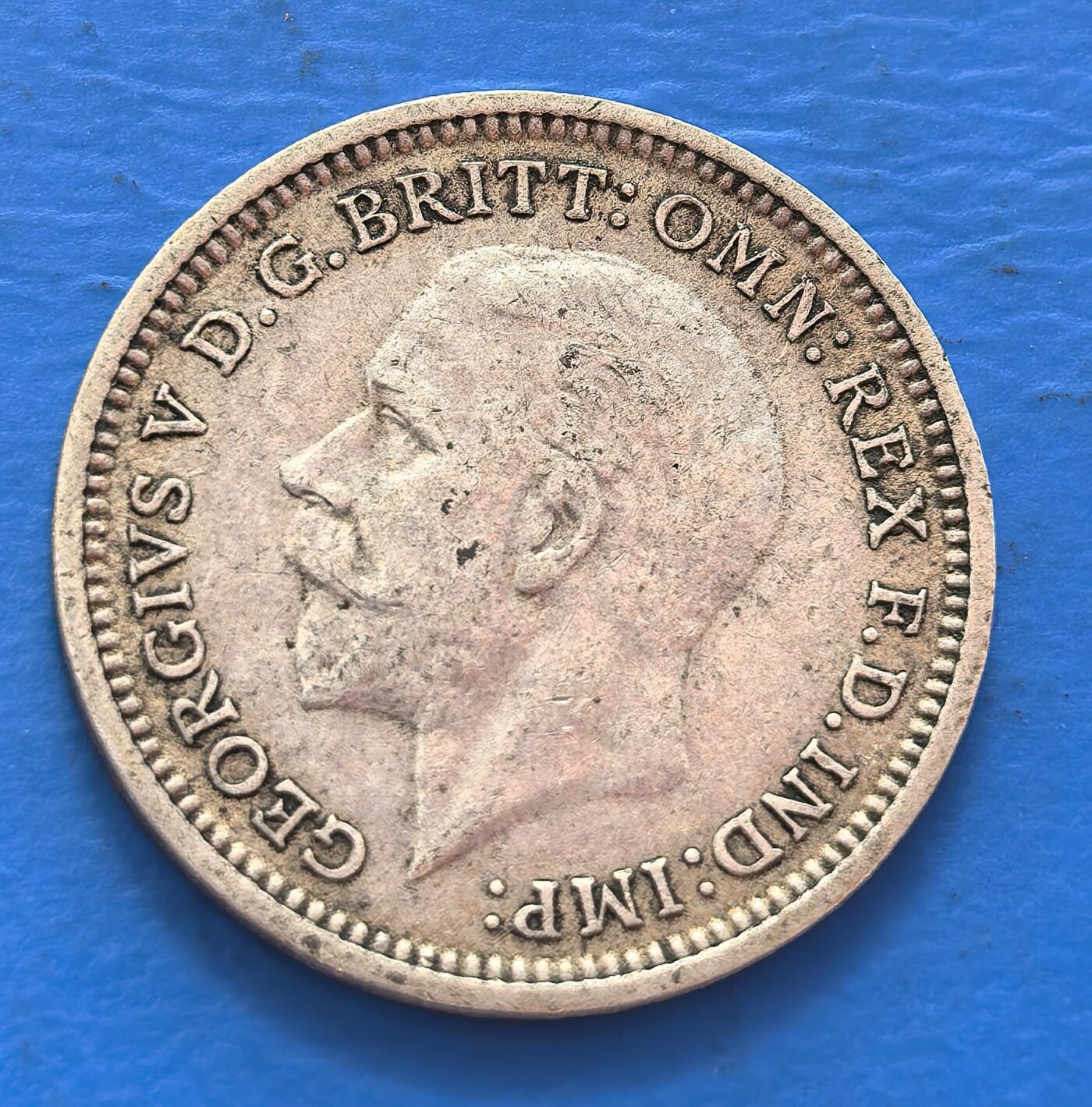 外国优质老铜币银币，周六九点倒数截拍，满百包邮，可寄存半年，喜欢朋友微信扫描二维码可直接参拍 英国1935年3便士银币