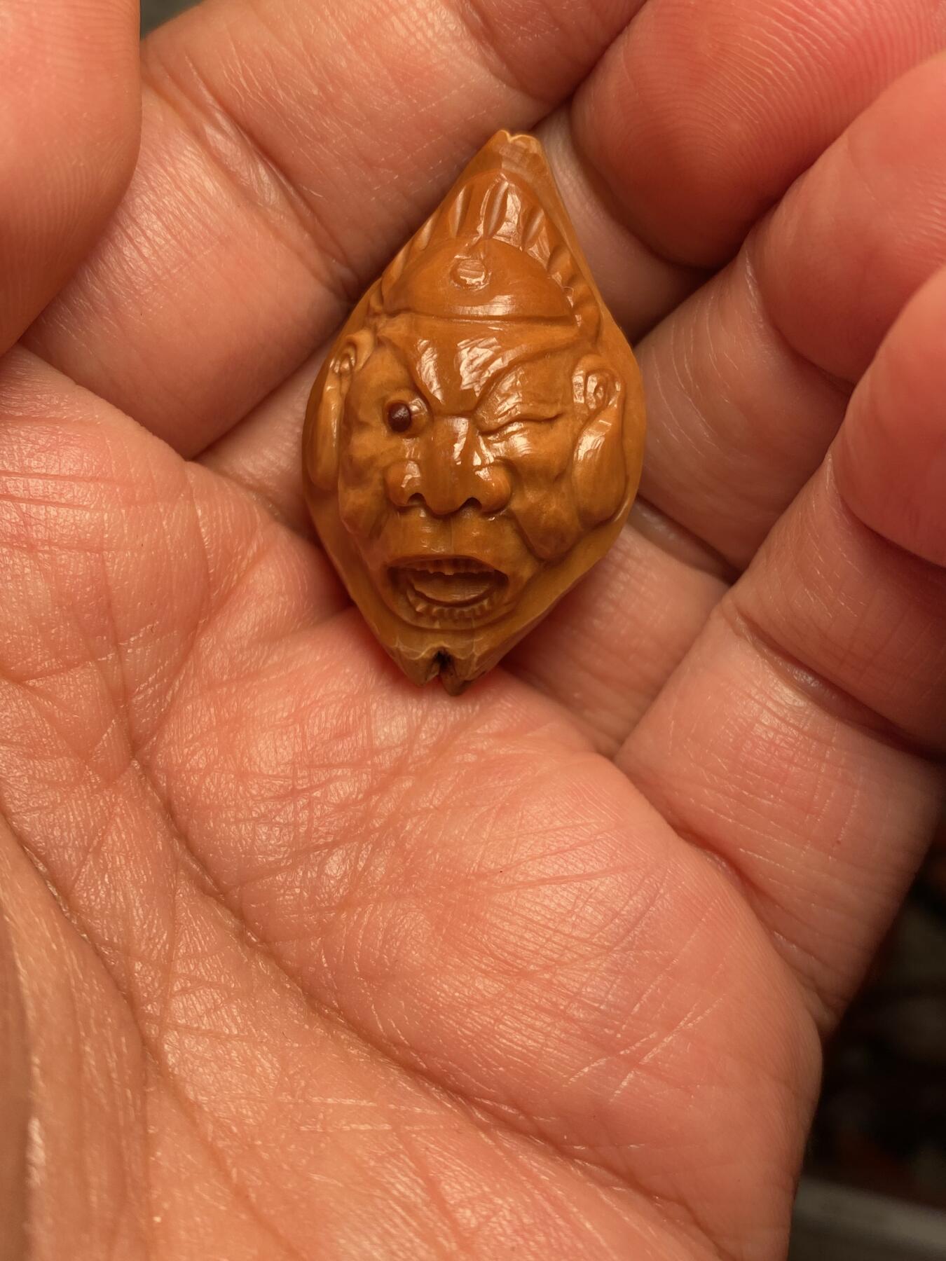 中国非物质文化遗产，苏工核雕 福利苏工核雕，纯手工雕刻，老苏工锦衣卫，个性十足，等待有缘人，市场无同款，尺寸2。35x3.6喜欢的来