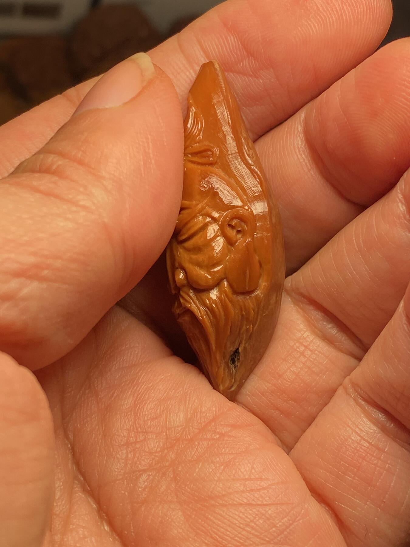 中国非物质文化遗产，苏工核雕 福利苏工核雕，纯手工雕刻，老苏工留刀痕关二哥个性十足，等待有缘人尺寸1。6x4.8喜欢的来