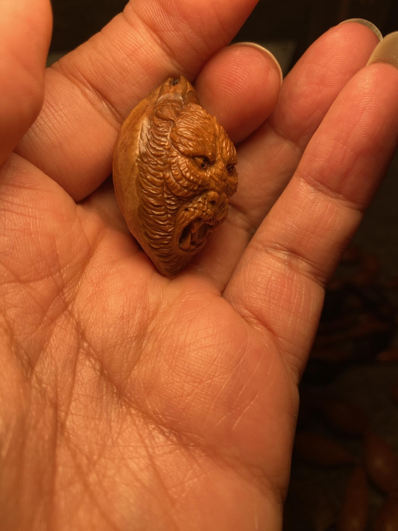 中国非物质文化遗产，苏工核雕 福利苏工核雕纯手工雕刻，老苏工君临天下，狮虎兽，个性十足，表情丰富，等待有缘人，市场无同款，尺寸2。6x3.95喜欢的来