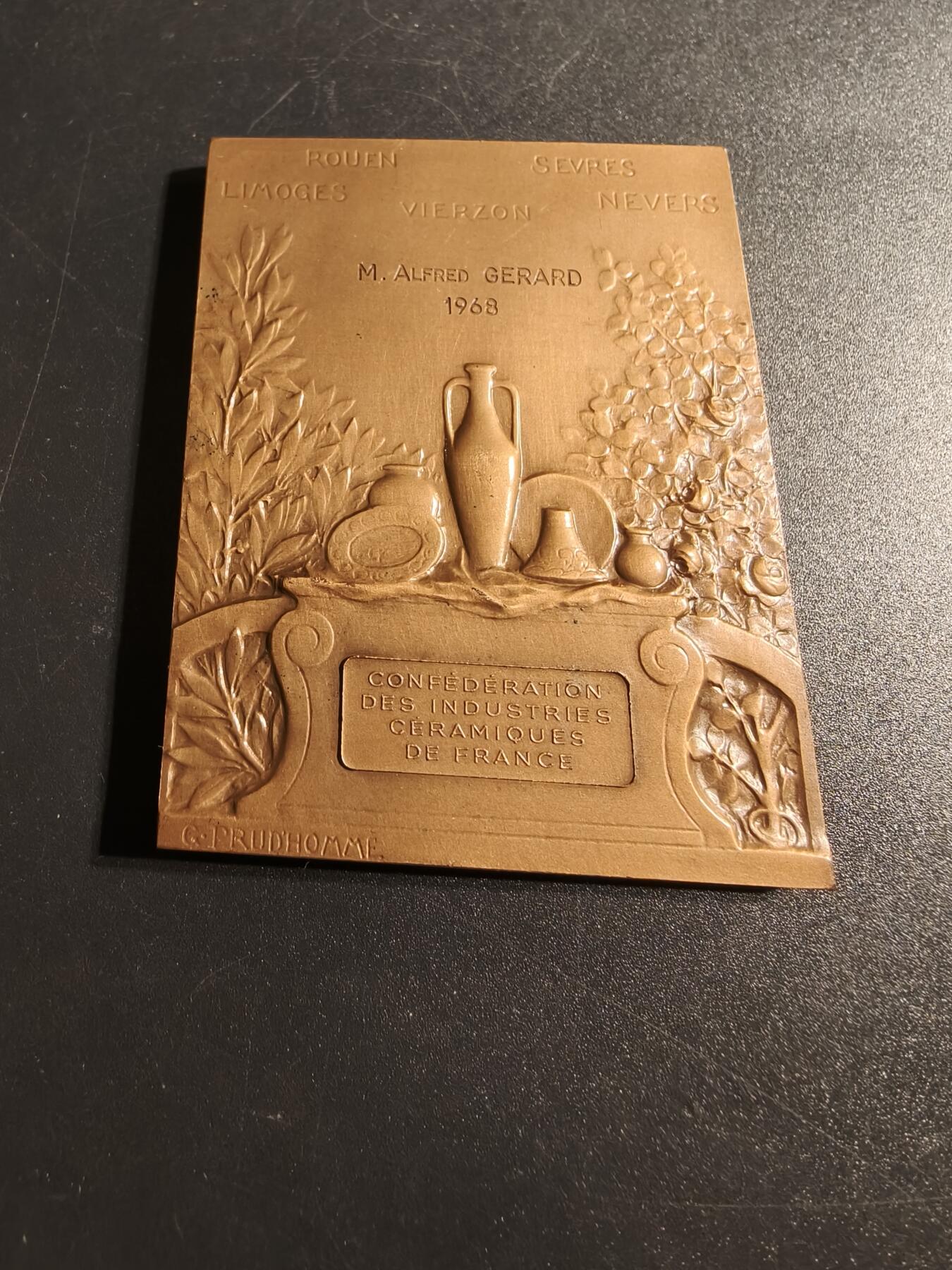 老王徽章第167期 法国陶瓷工业联合会方形大铜章    原盒     大师普鲁多姆作品    尺寸65×49mm.    重量113.6g
