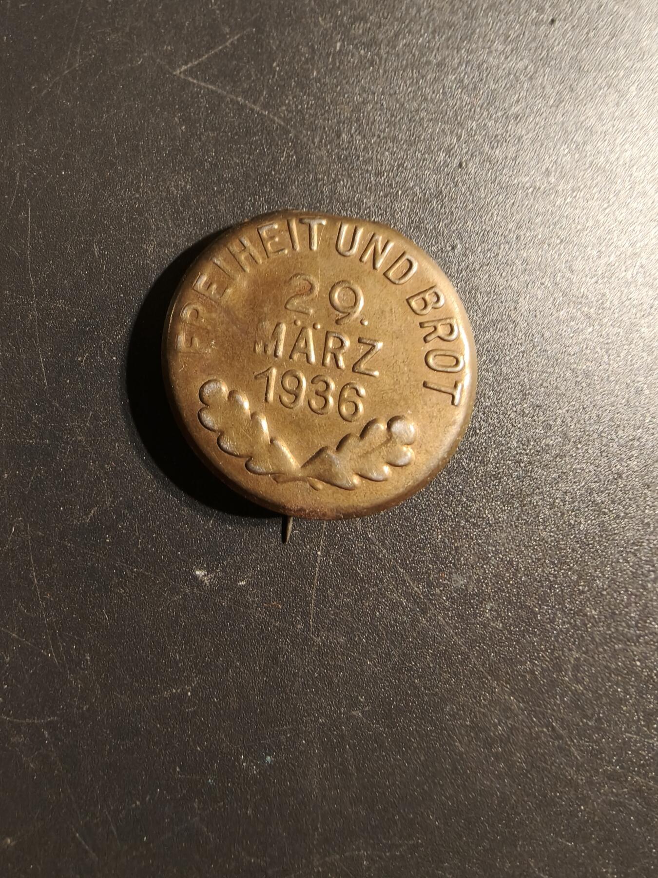 老王徽章第167期 德三1936“自由与面包”口号证章